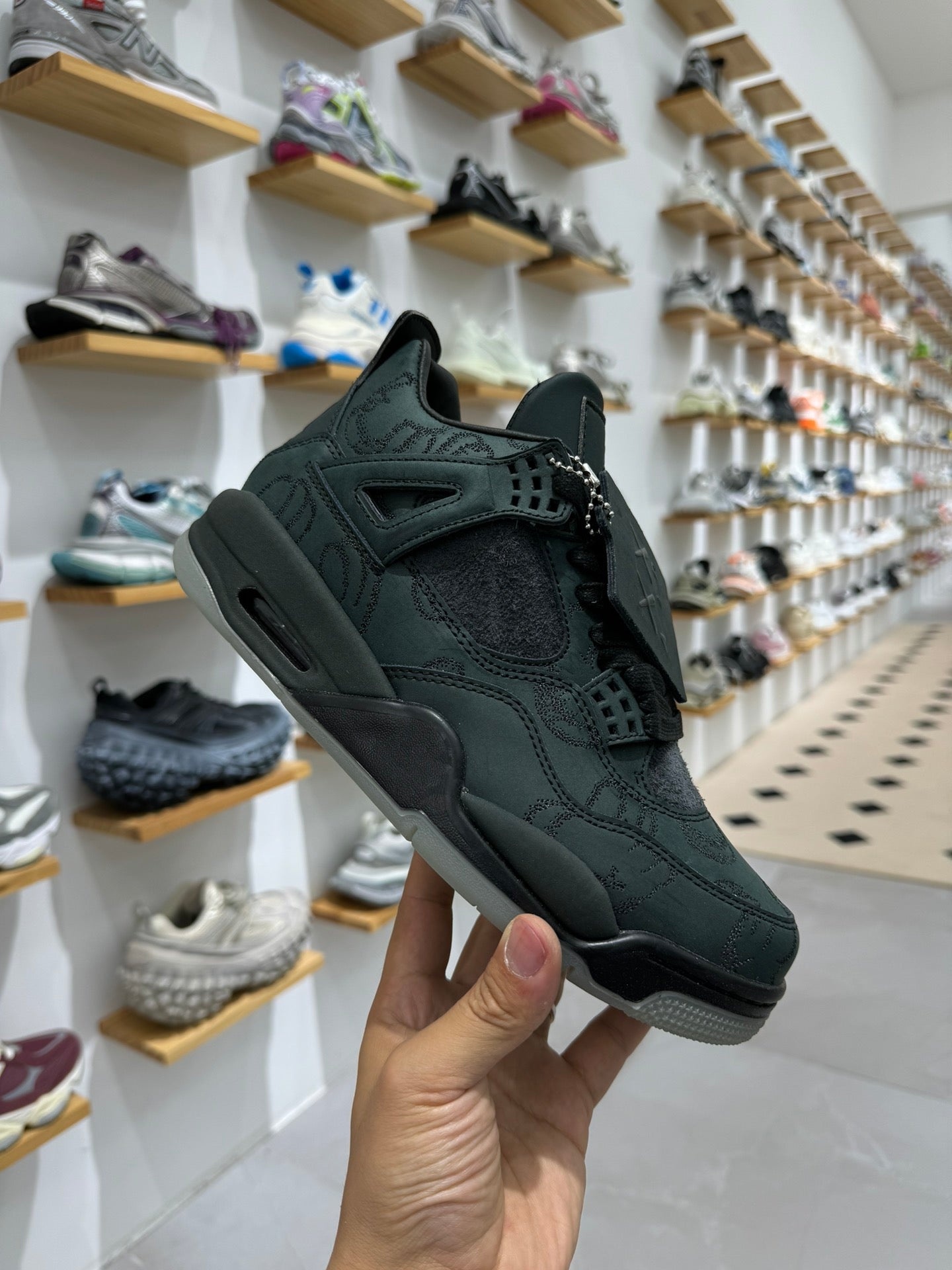 Air Jordan 4.- Kaws black