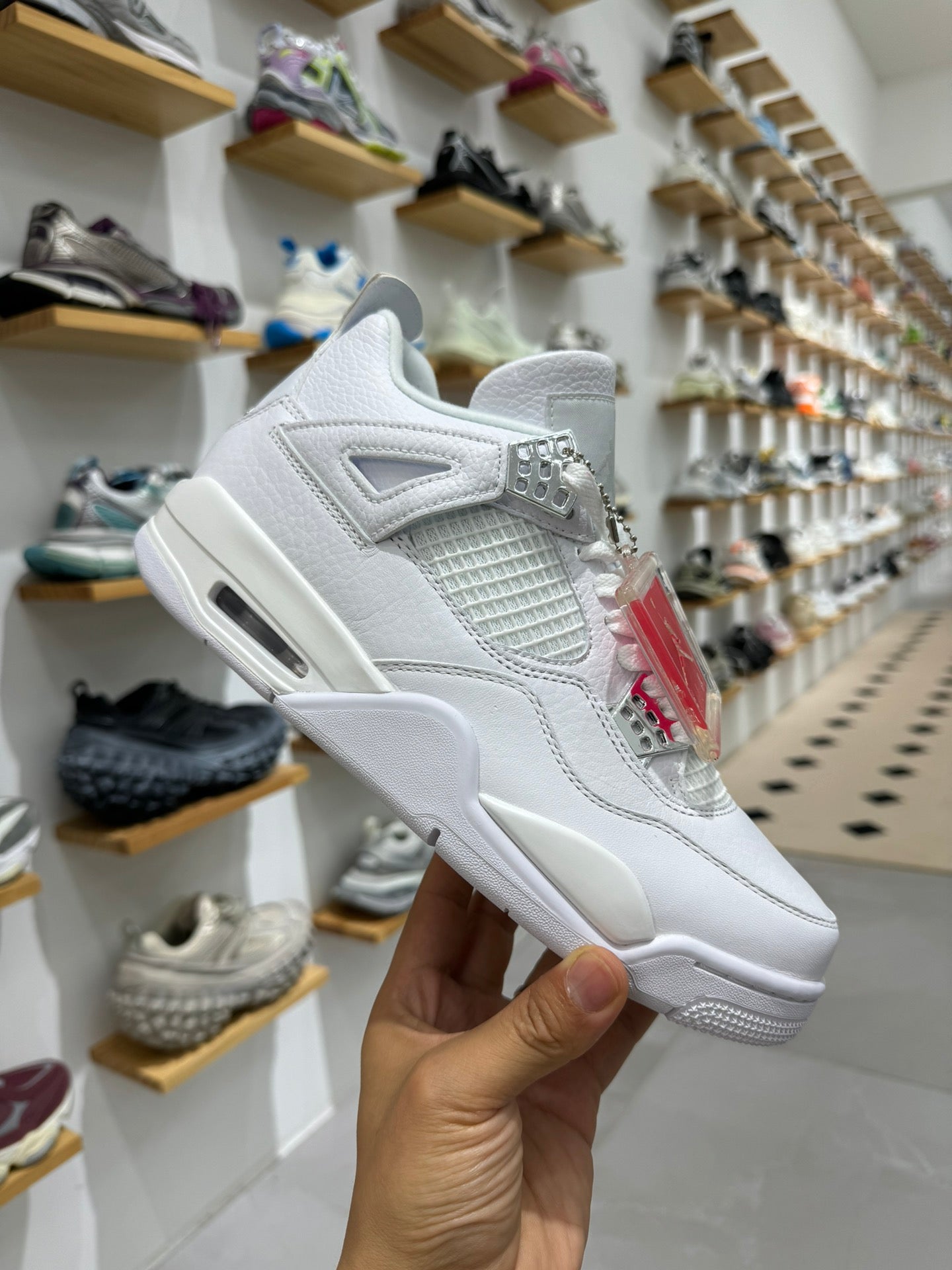 Air Jordan 4 Retro "Pure Money" - Elegancia y Exclusividad