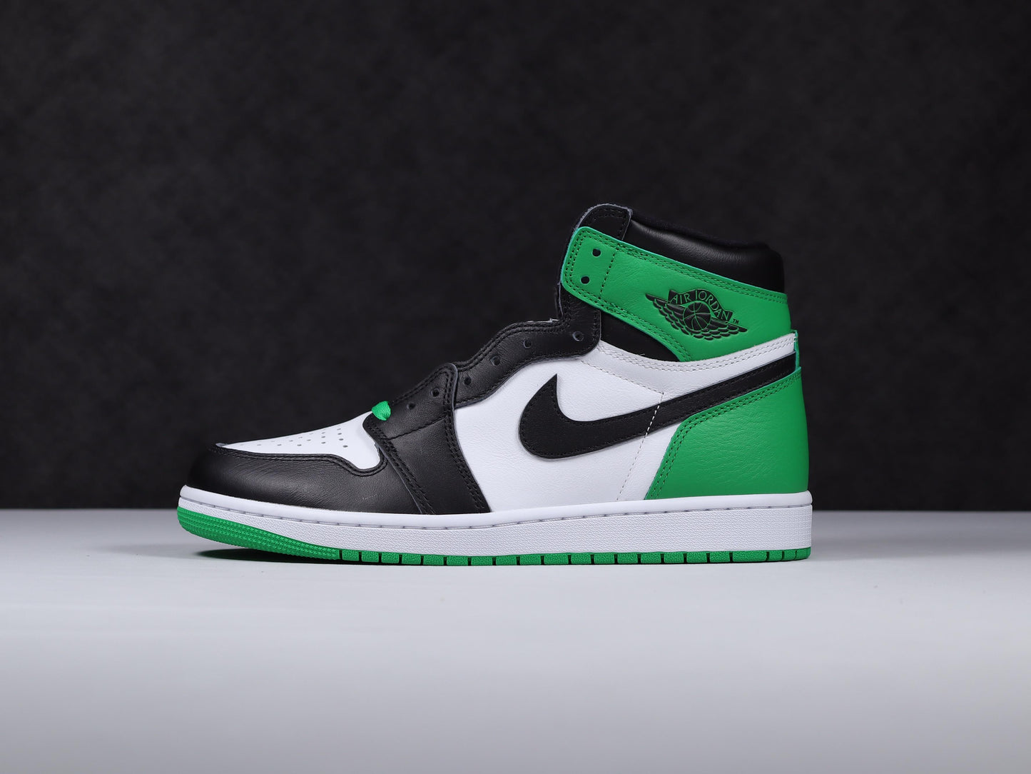 Air Jordan 1.- verdes, negras y blancas