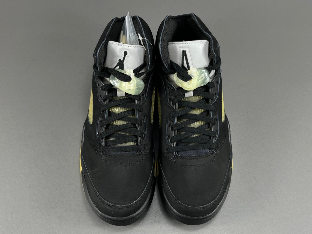 Air Jordan 5.- negras, amarillas, y vino tinto