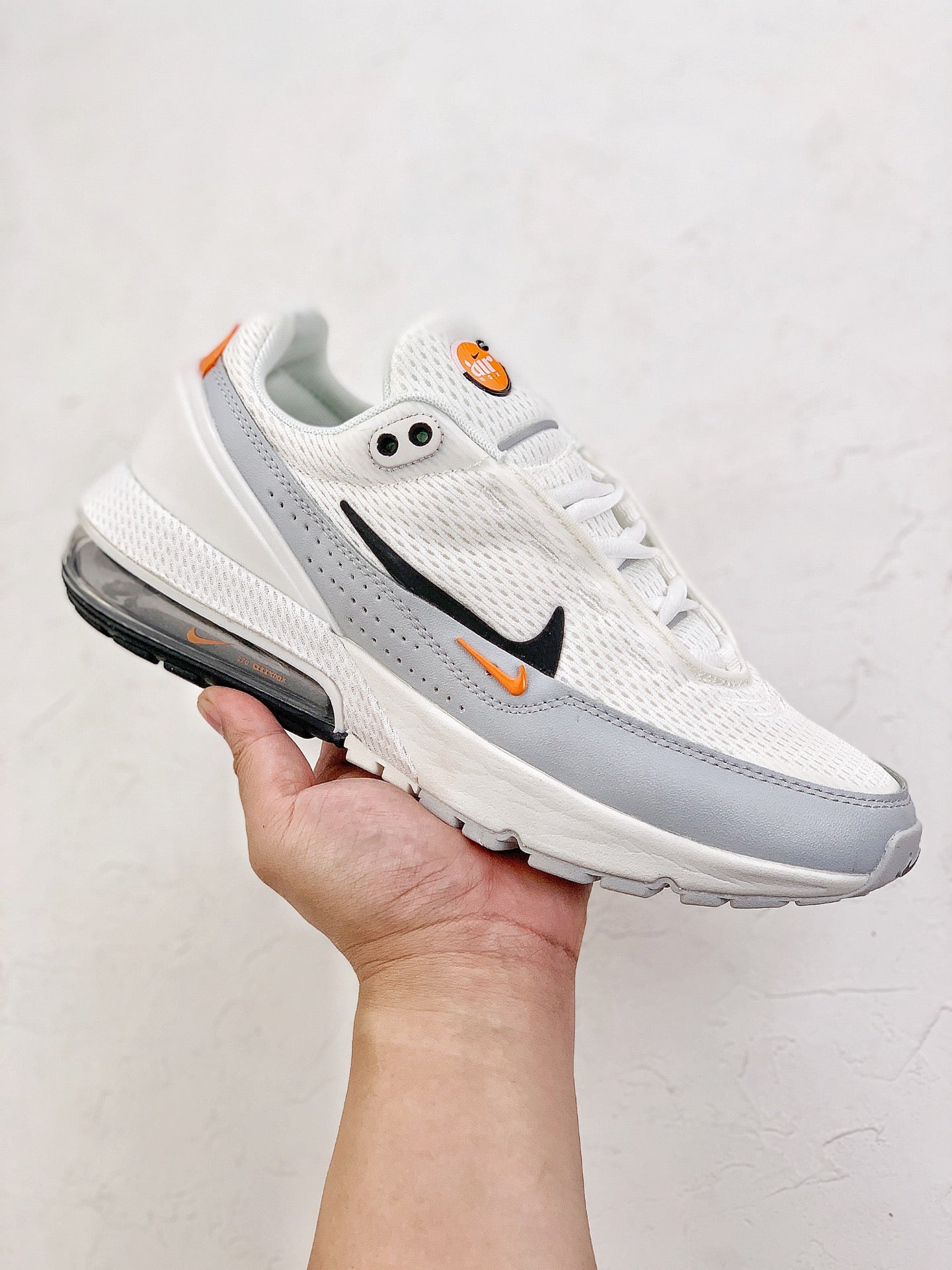 Nike air max pulse.- blancas y grises