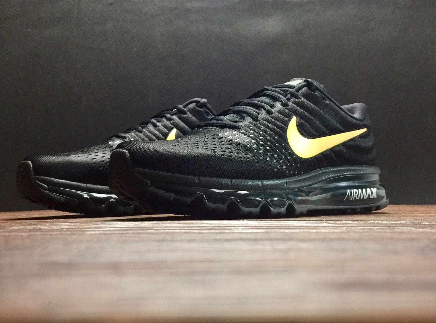 Nike air max 2017.- negro y dorado