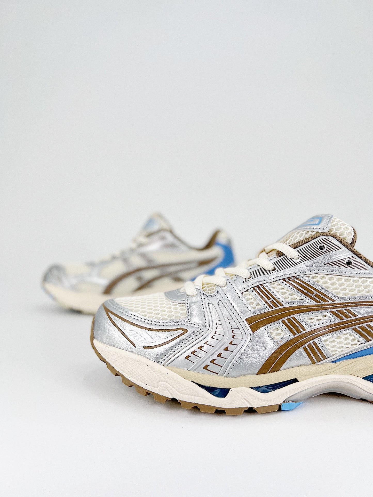 ASICS GEL-KAYANO 14.- marrones y azules