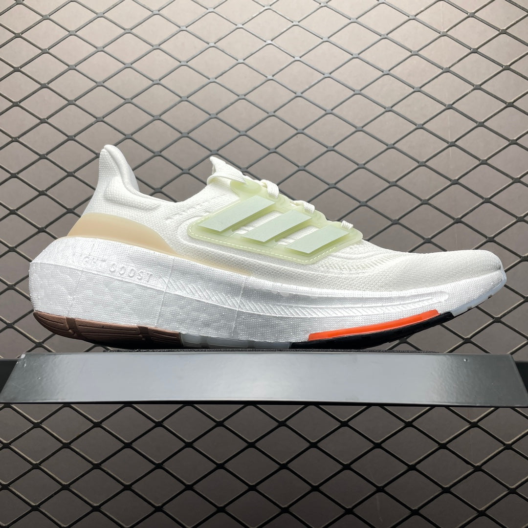 Adidas Ultra Boost Light UB23.- blancas con rayas verdes