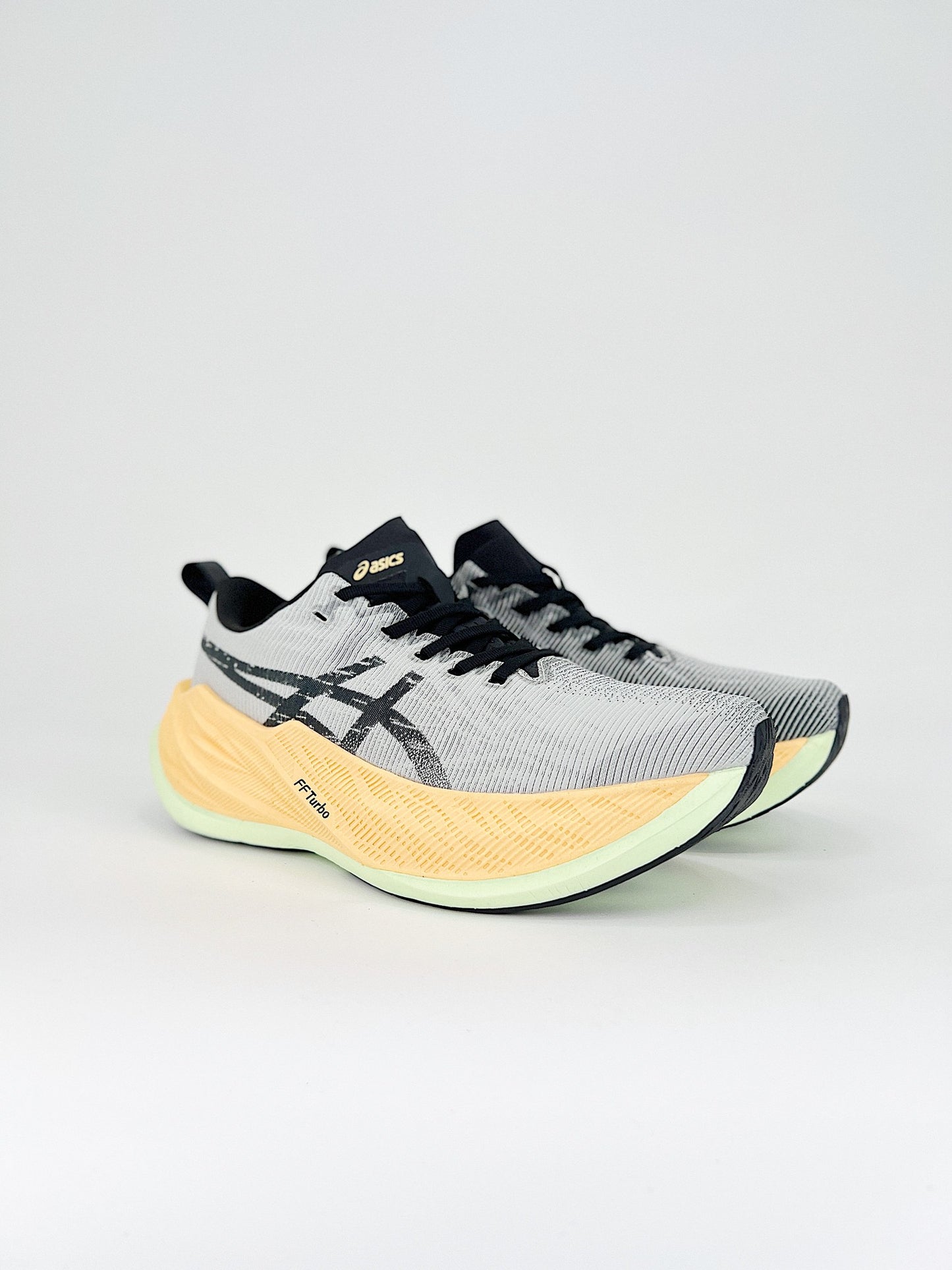 Asics Superblast.- grises y negras