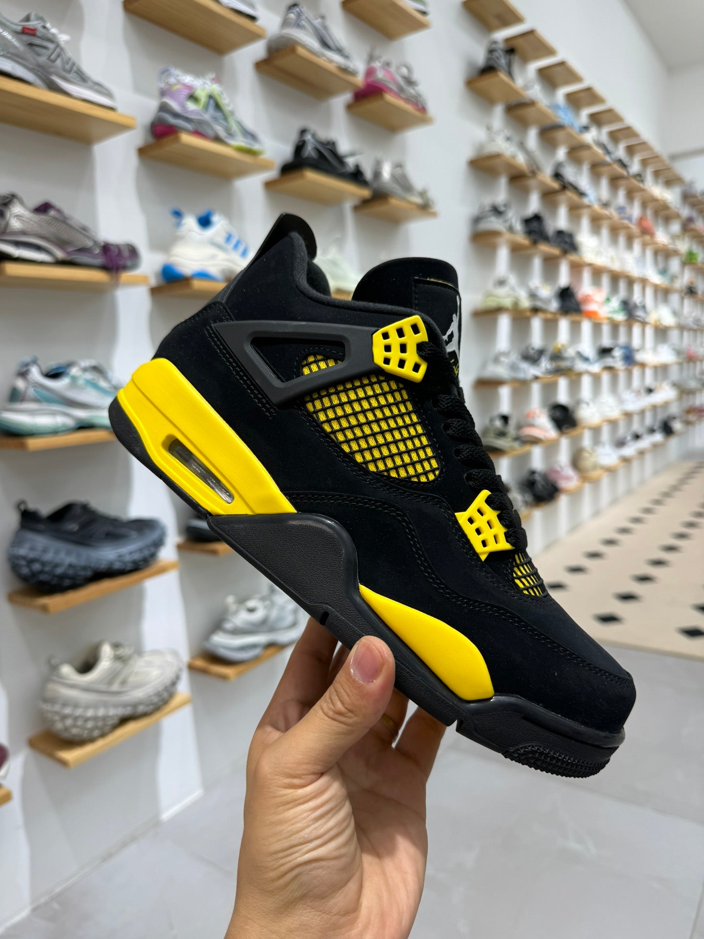 Air Jordan 4 "Thunder" - Potencia y Estilo