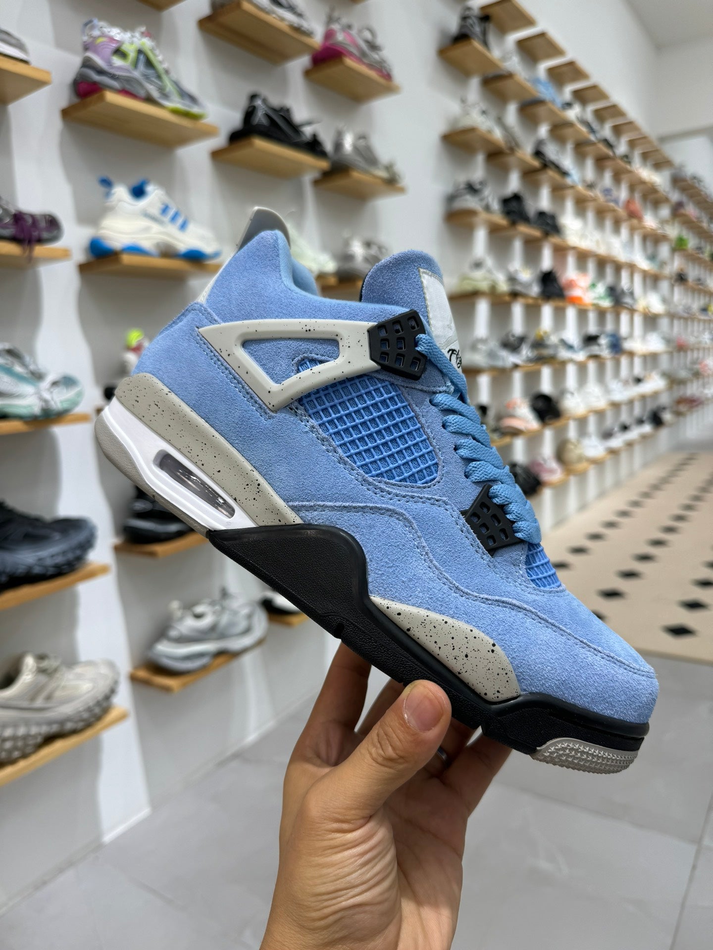 Air Jordan 4 Retro "University Blue"