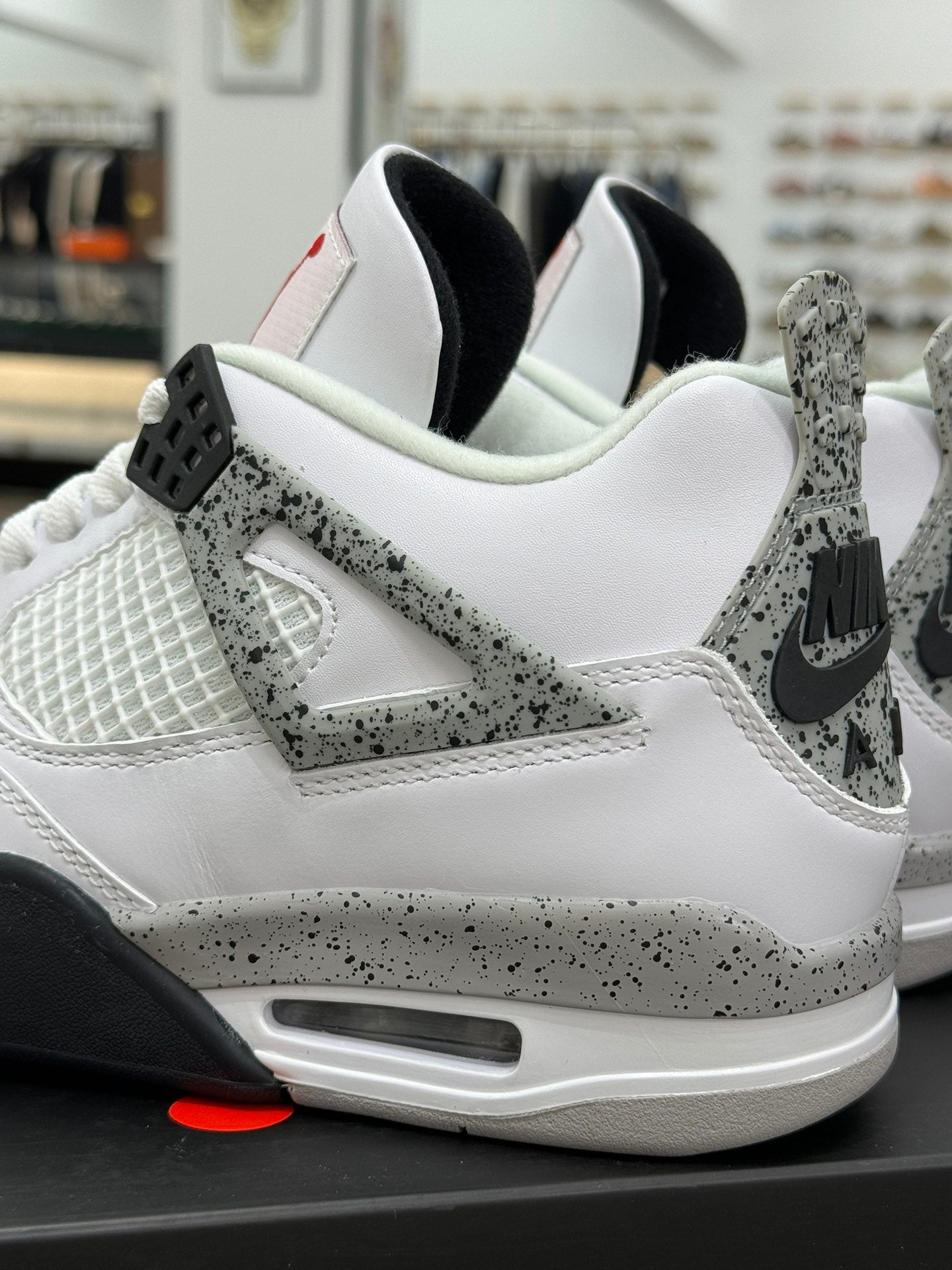 Air Jordan 4 Retro "White Cement" - Clásico y Elegante