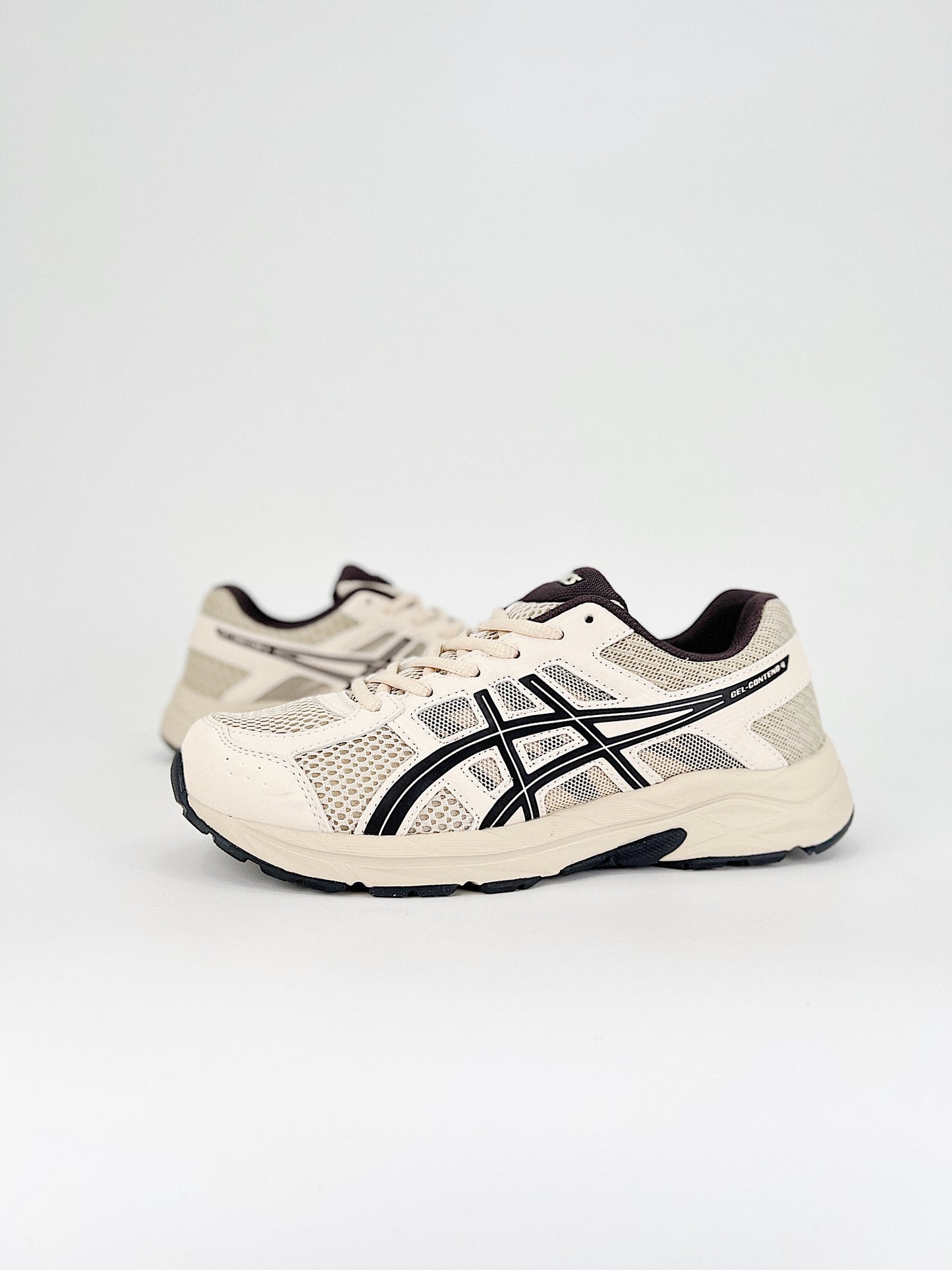 Asics Gel.- beige y negras