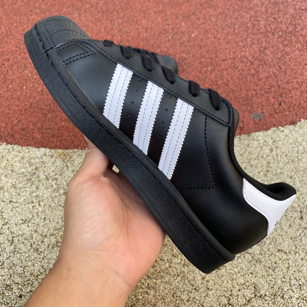 Adidas superstar.- negras y blancas