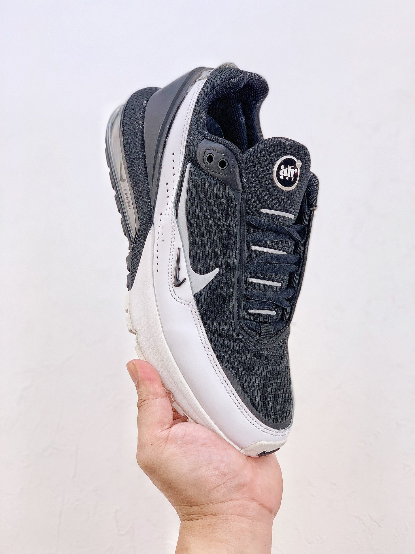 Nike Air Max Pulse.- blancas y negras