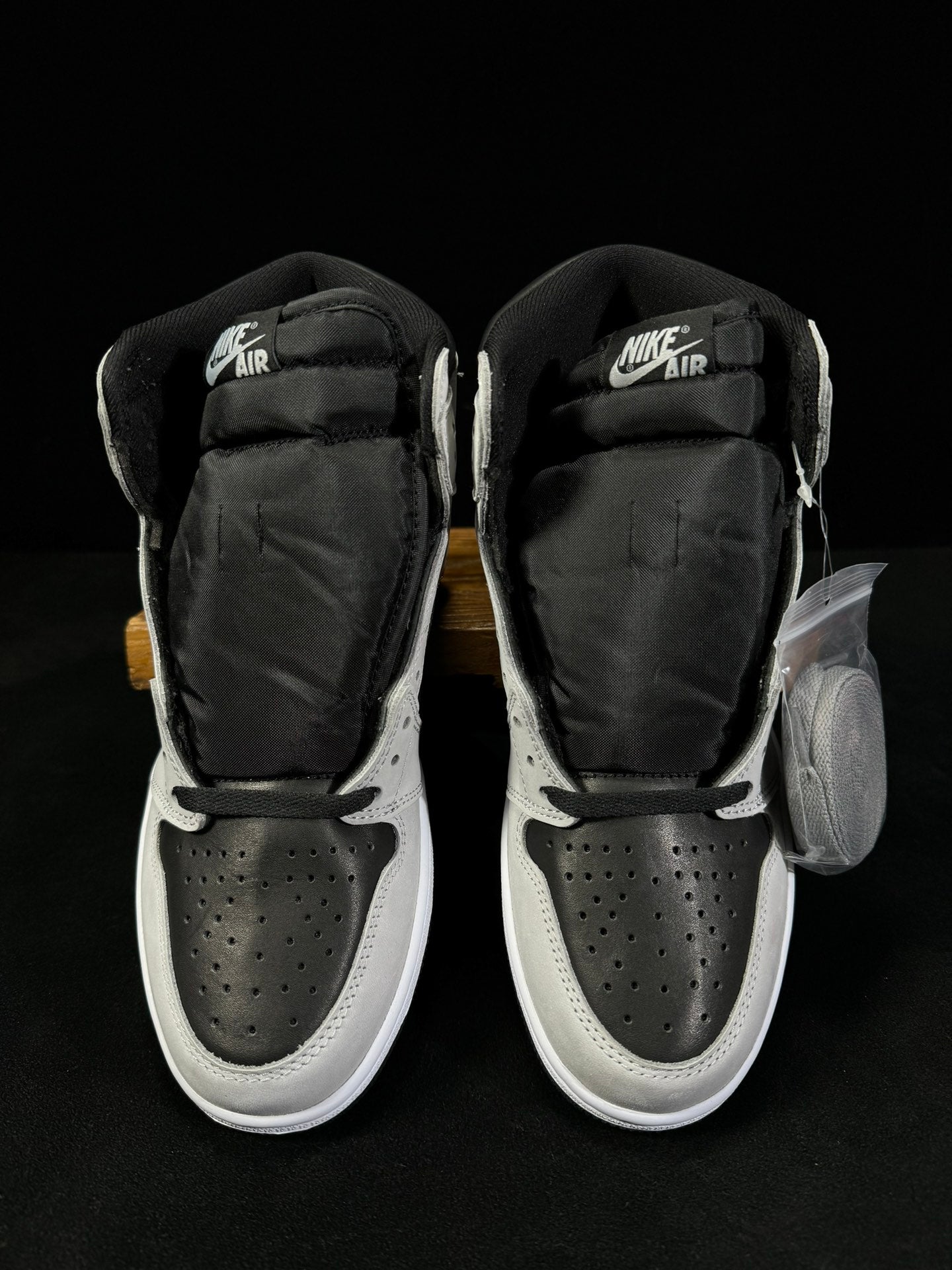 Air Jordan 1.- gris y negro