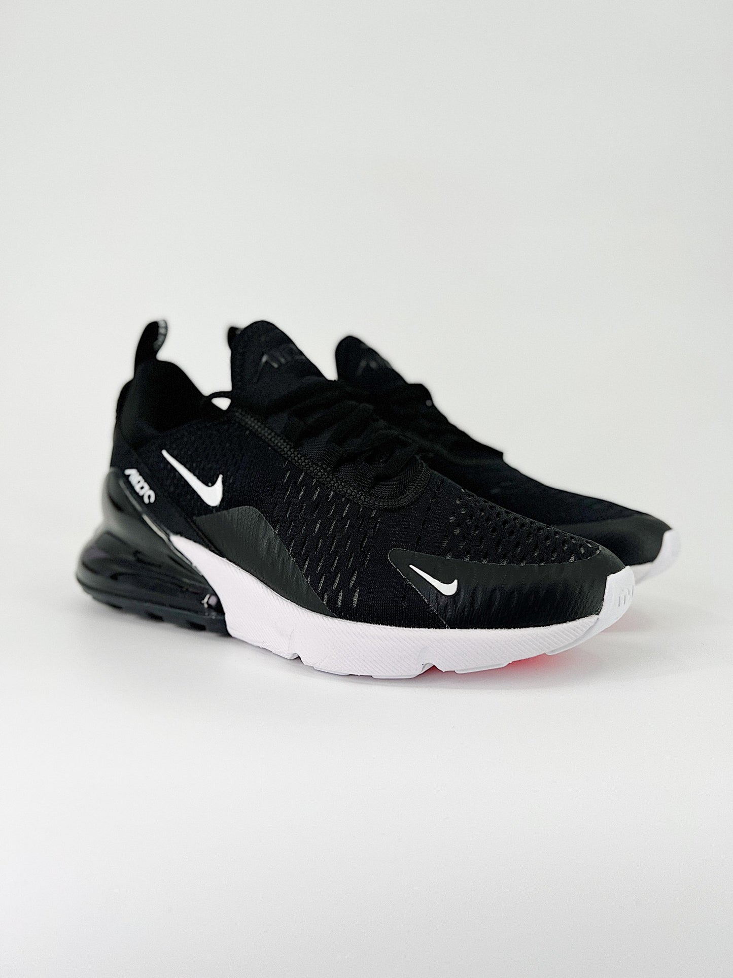 Nike air max 270.- negras y blancas