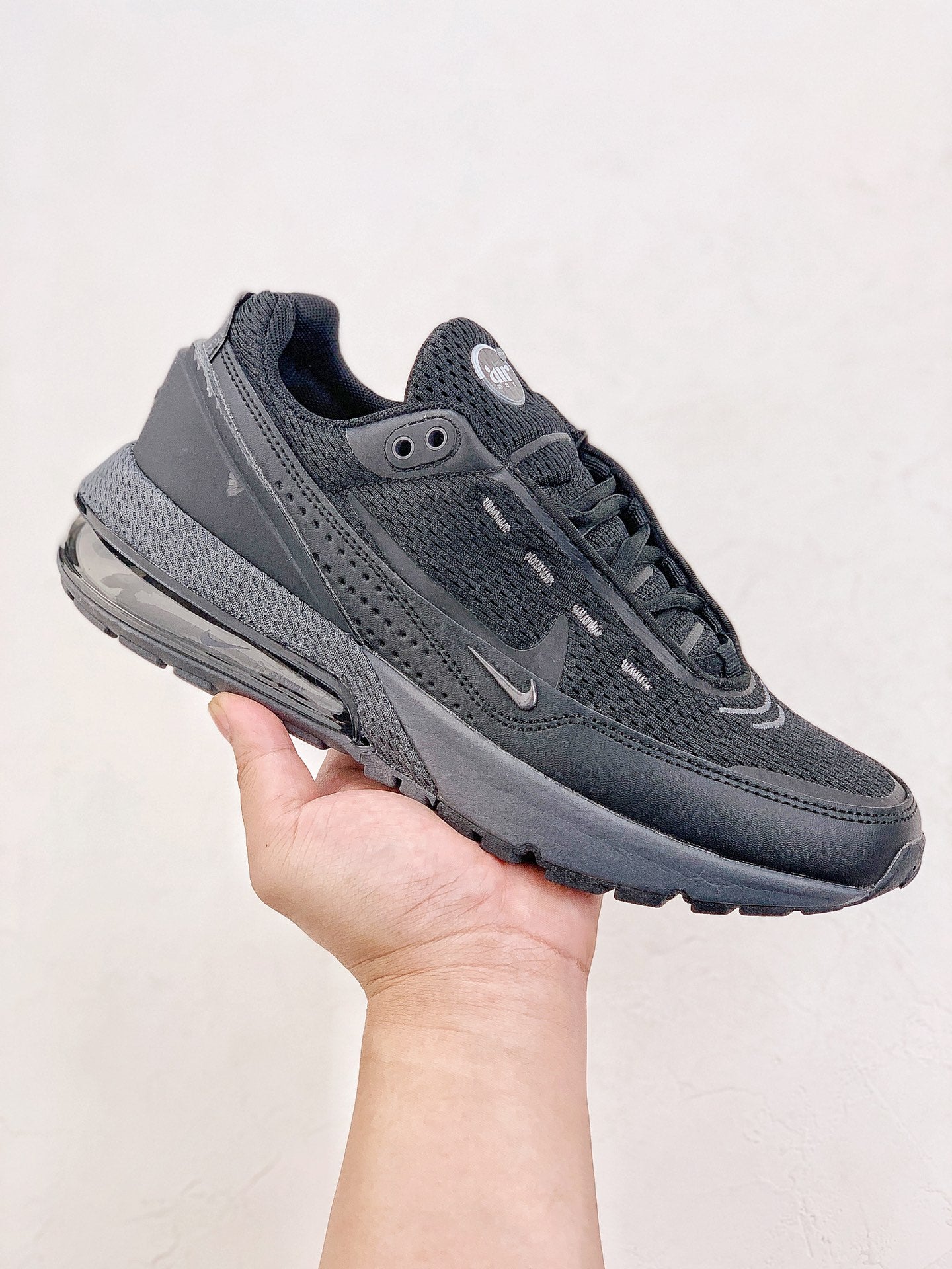 Nike Air Max Pulse.- negras