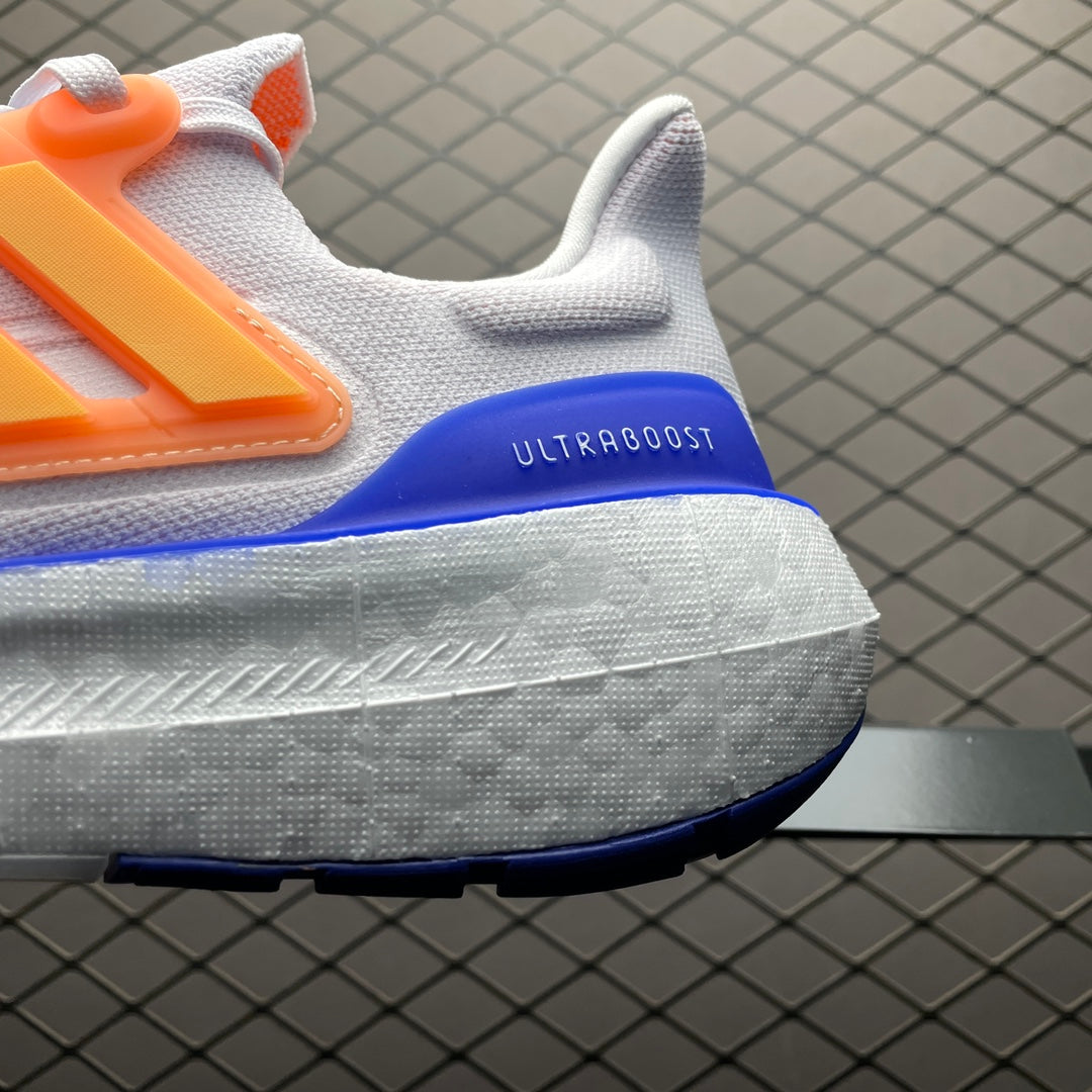 Adidas Ultra Boost Light UB23 blancas, naranjas, y azul claro