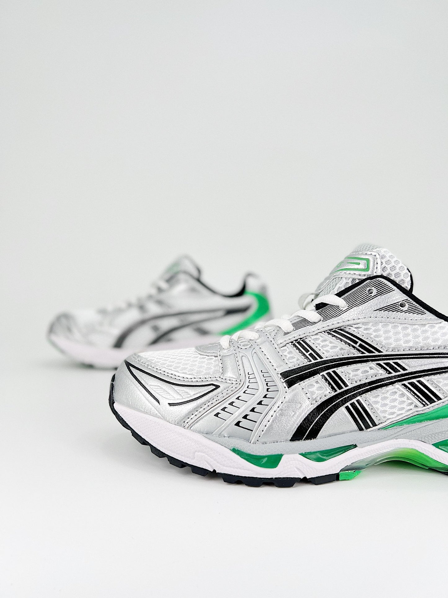 ASICS GEL-KAYANO 14.- negro y verde