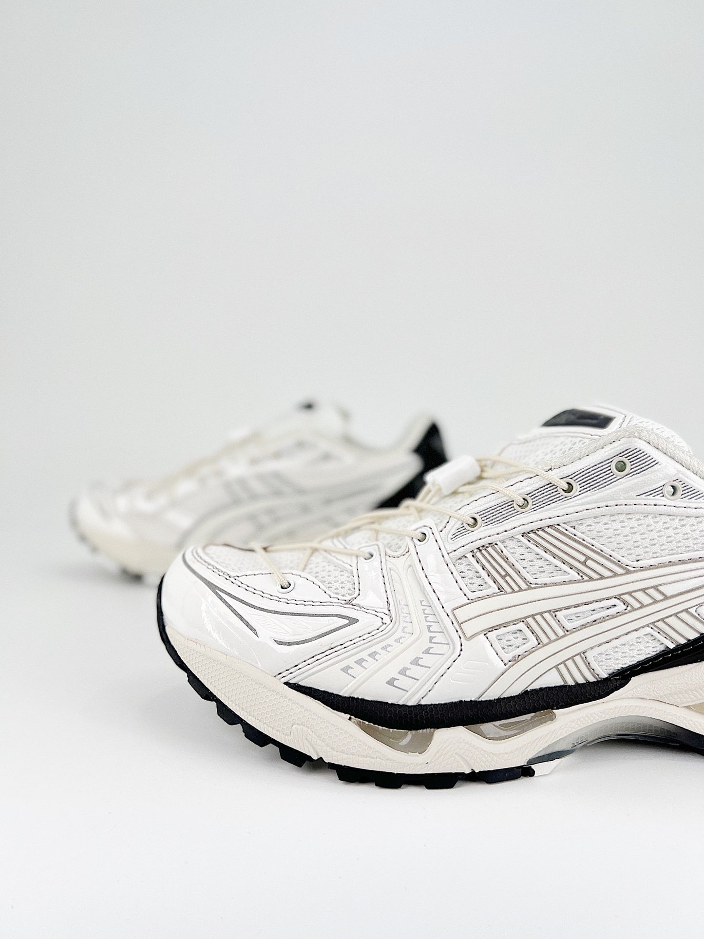 ASICS GEL-KAYANO 14.- blancas y negras