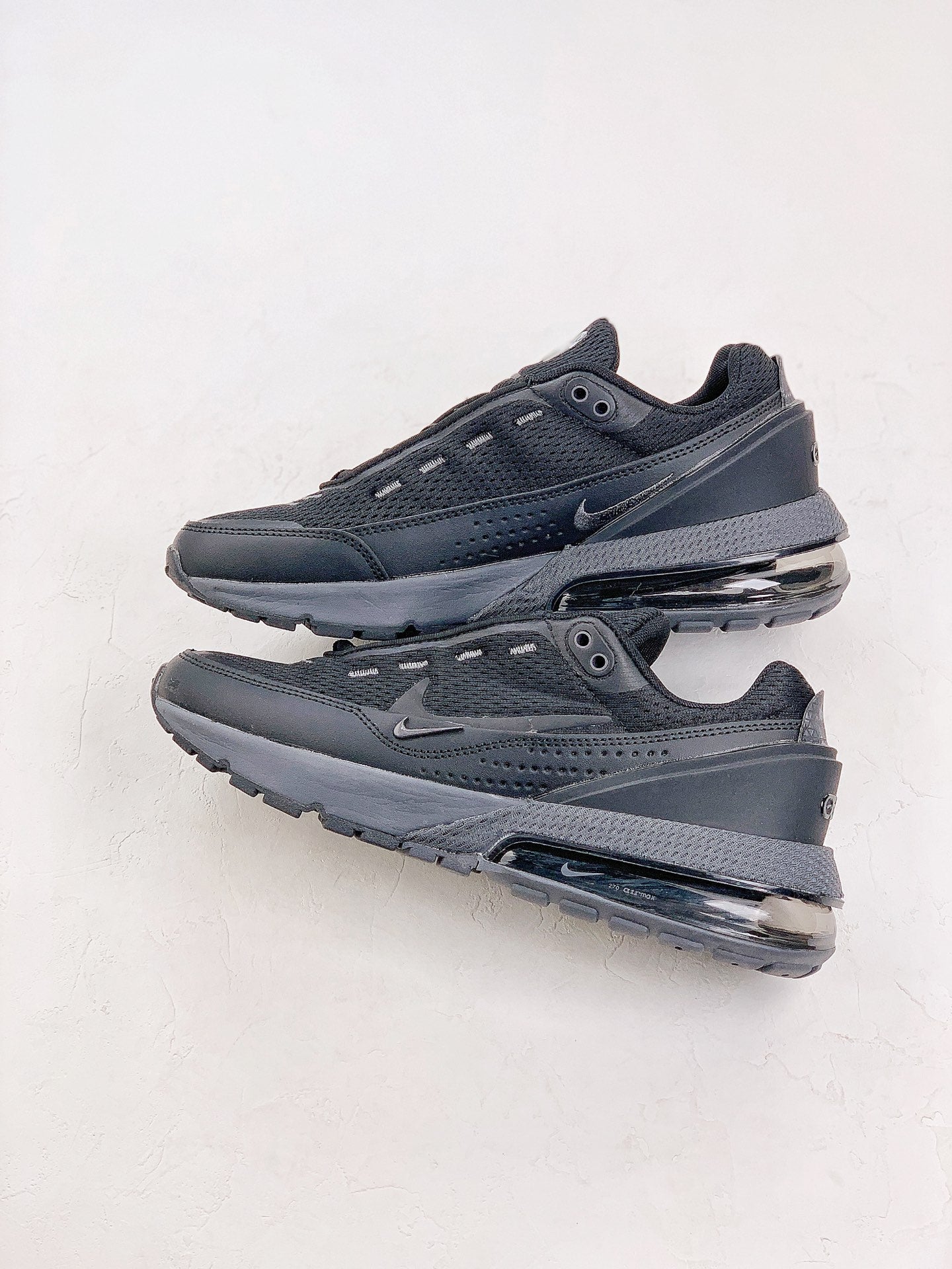 Nike Air Max Pulse.- negras