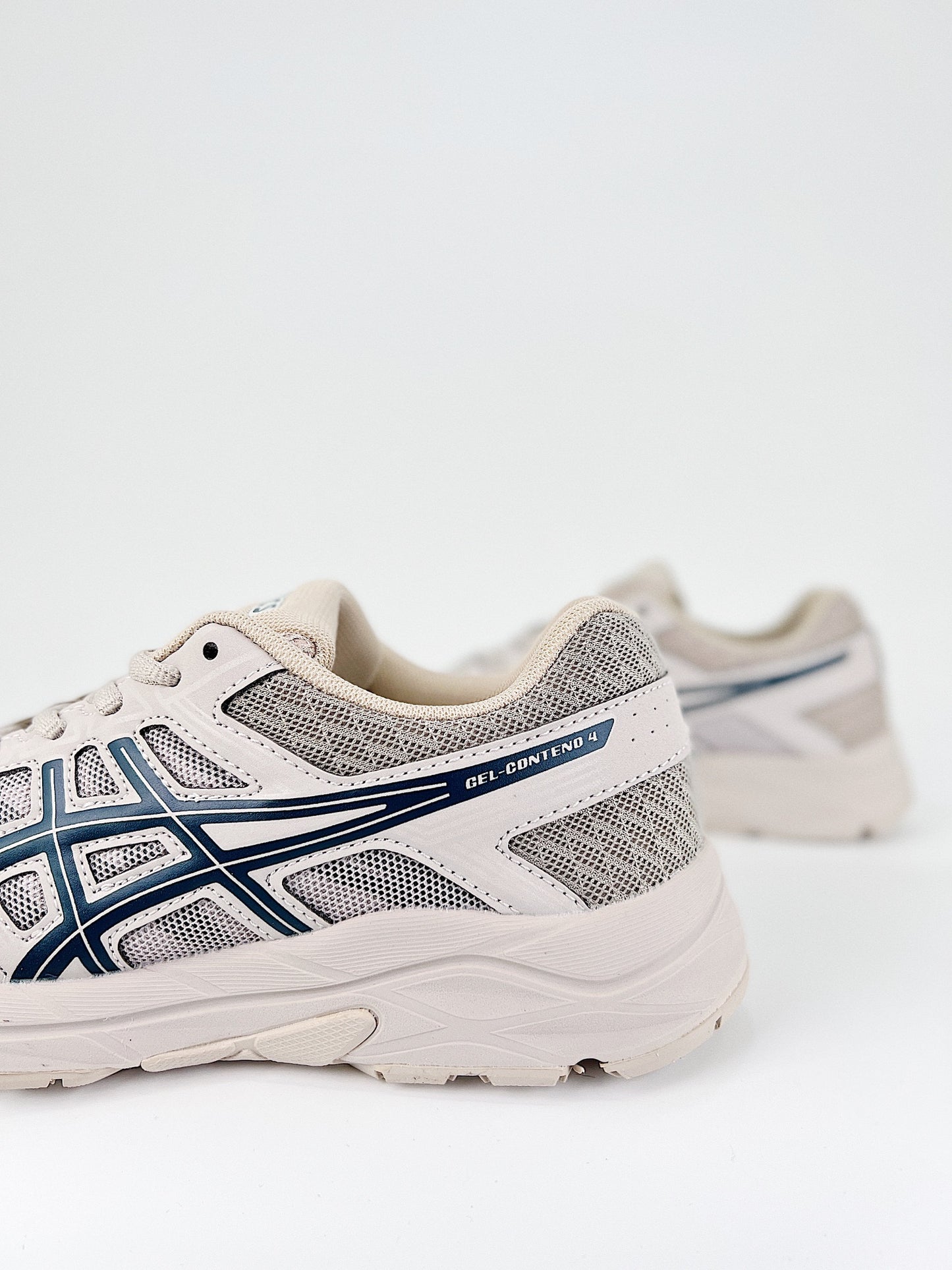 Asics Gel.- beige y negras