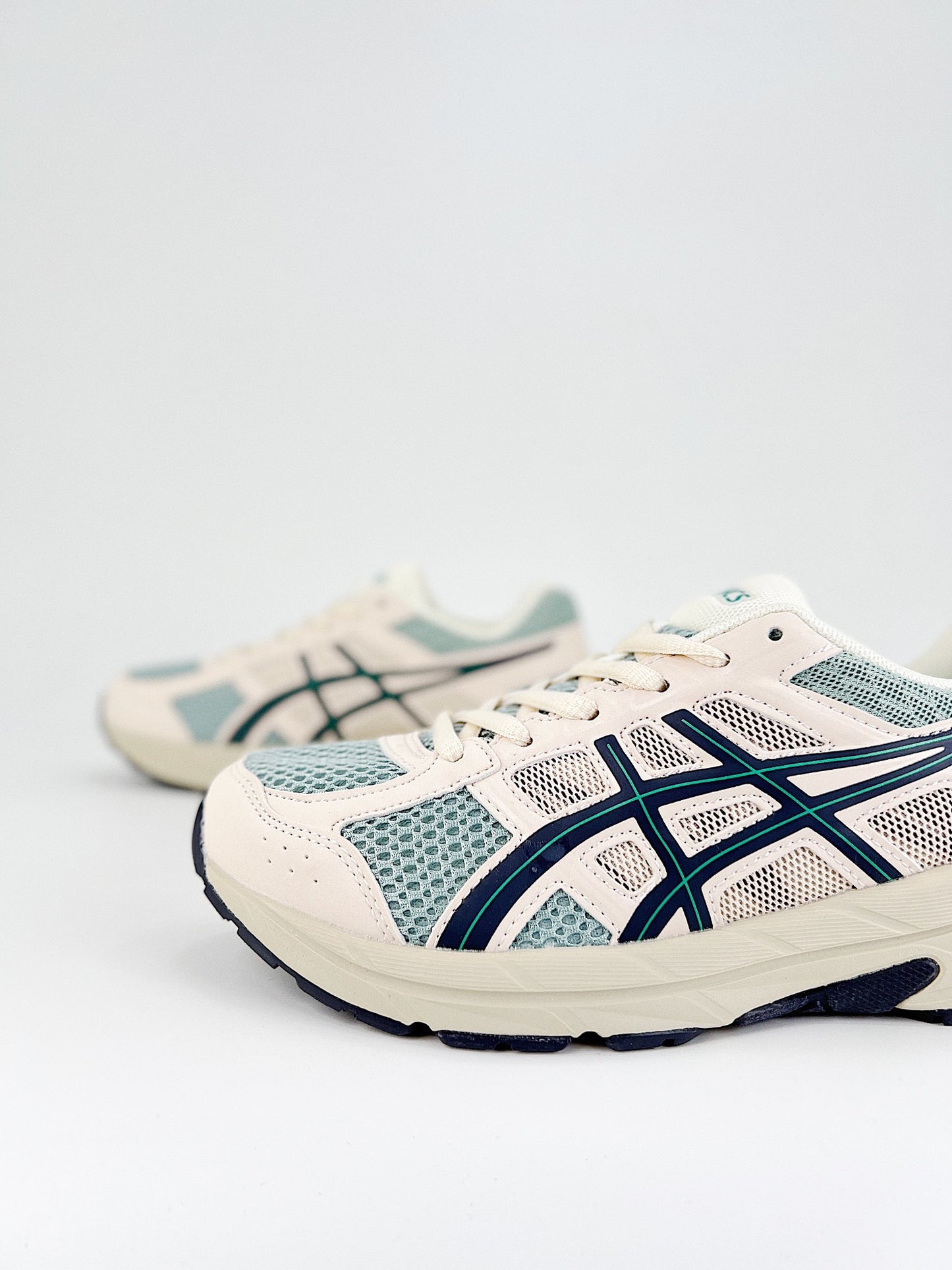 Asics Gel.- blancas, negras y verdes