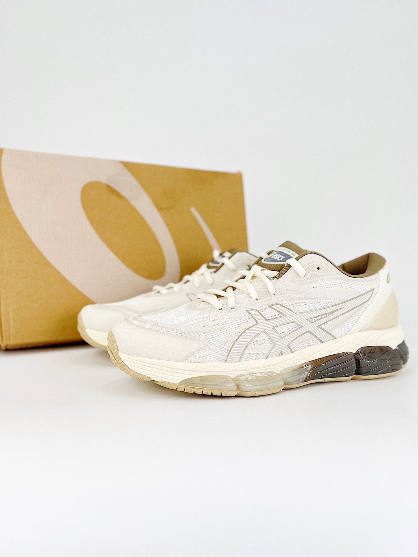 Asics Gel-Quantum 360 VIII.- blancas, y marrones y beige