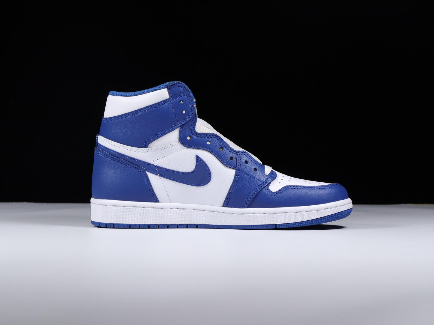 Air Jordan 1.- blancas y azules