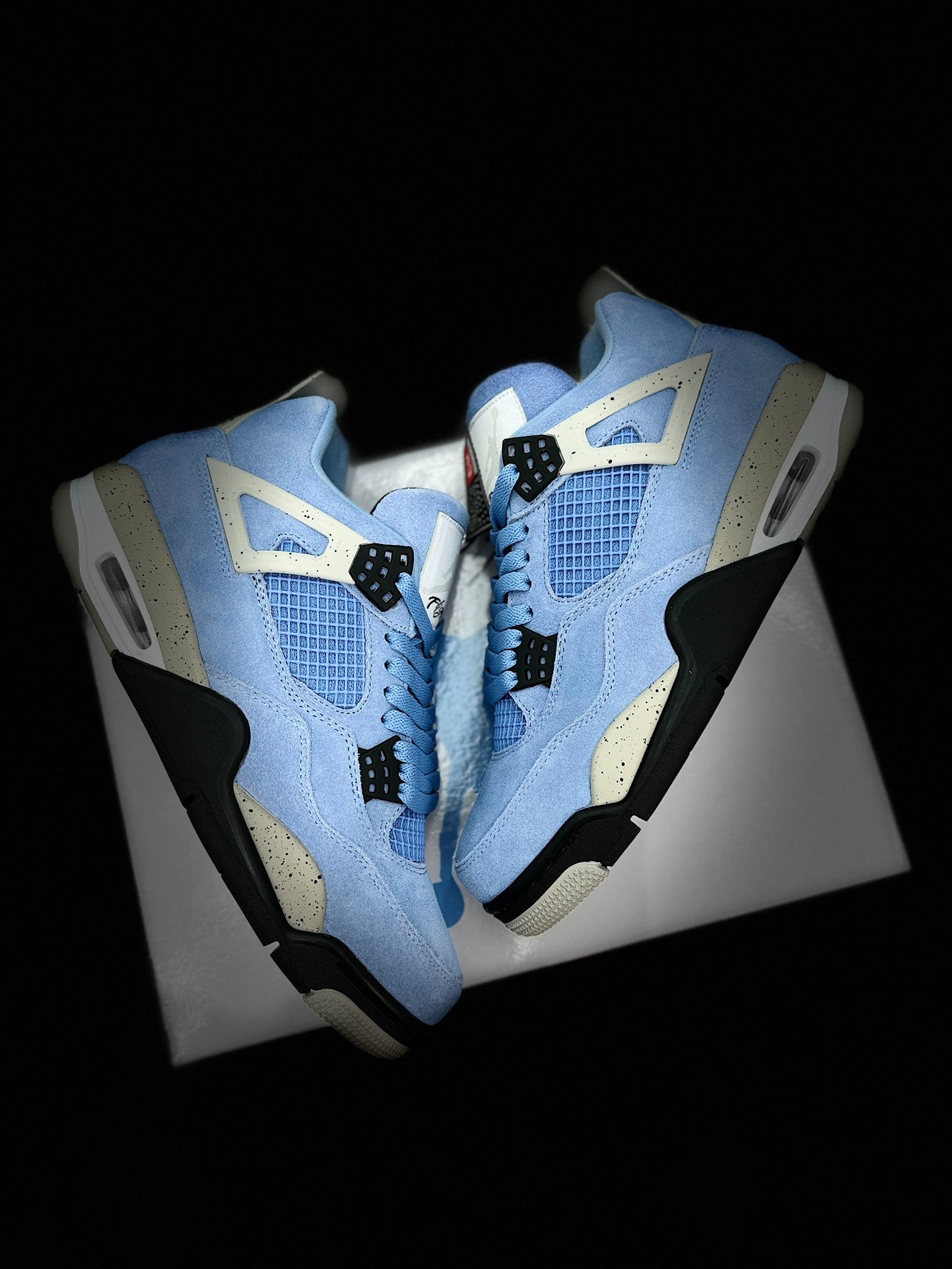 Air Jordan 4 Retro "University Blue"