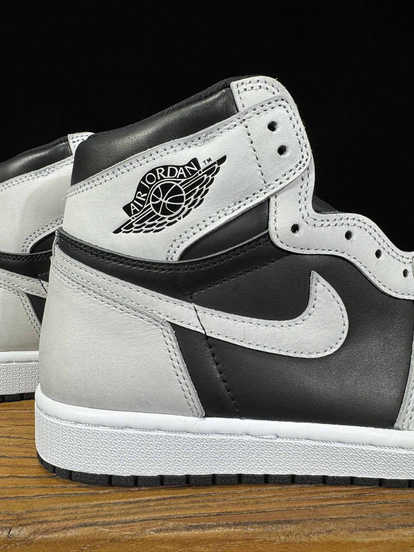 Air Jordan 1.- gris y negro