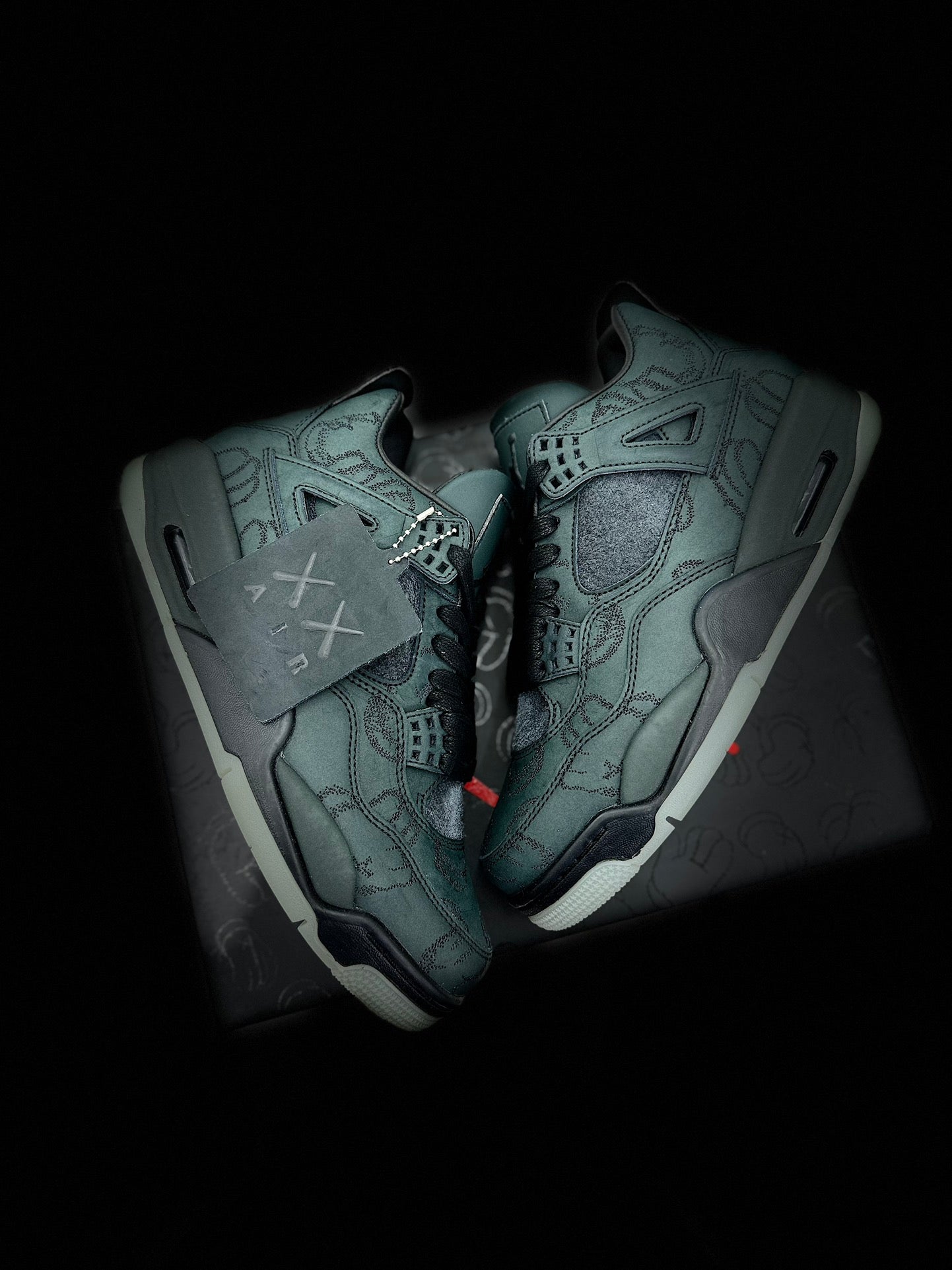 Air Jordan 4.- Kaws black