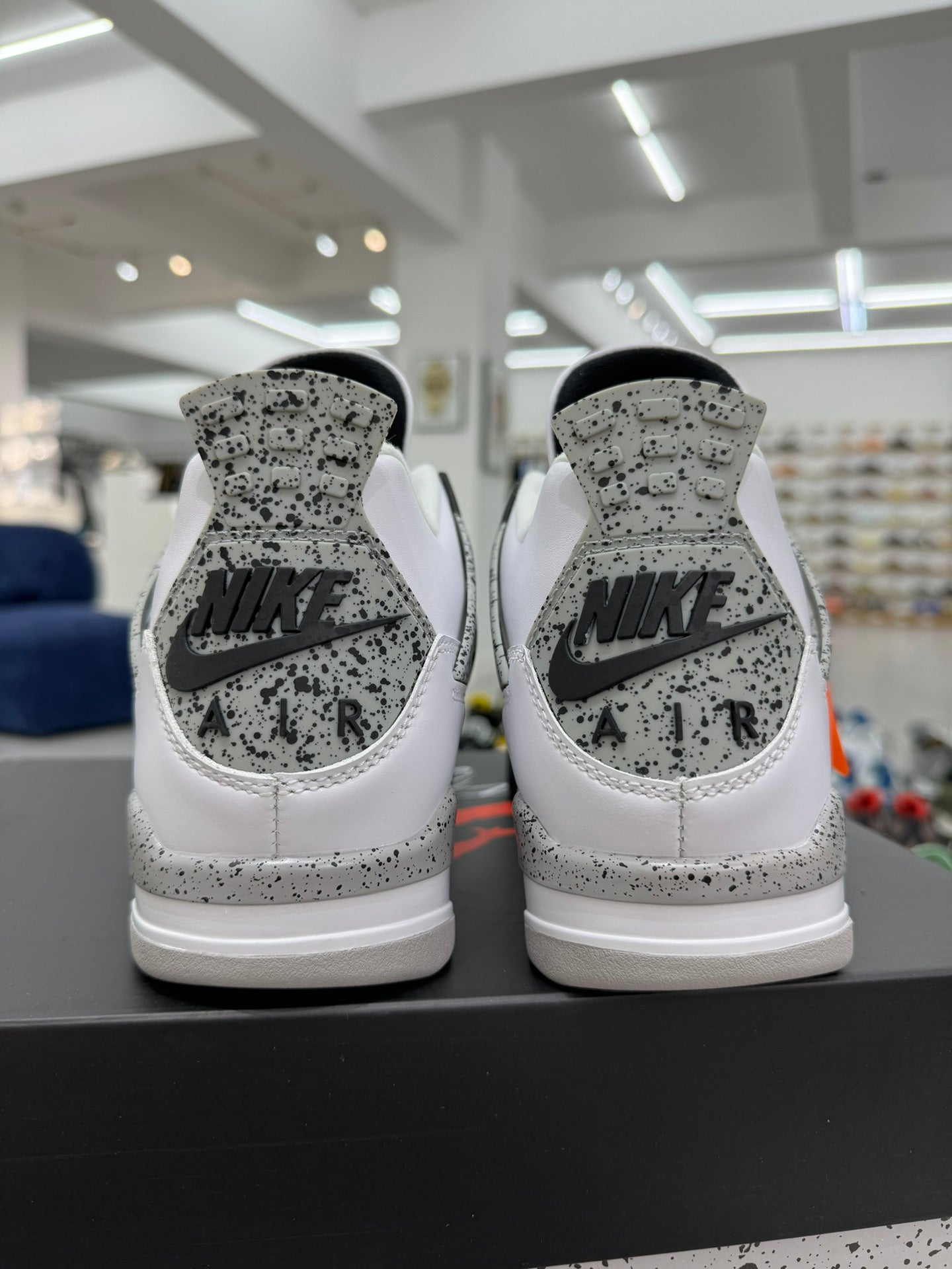 Air Jordan 4 Retro "White Cement" - Clásico y Elegante