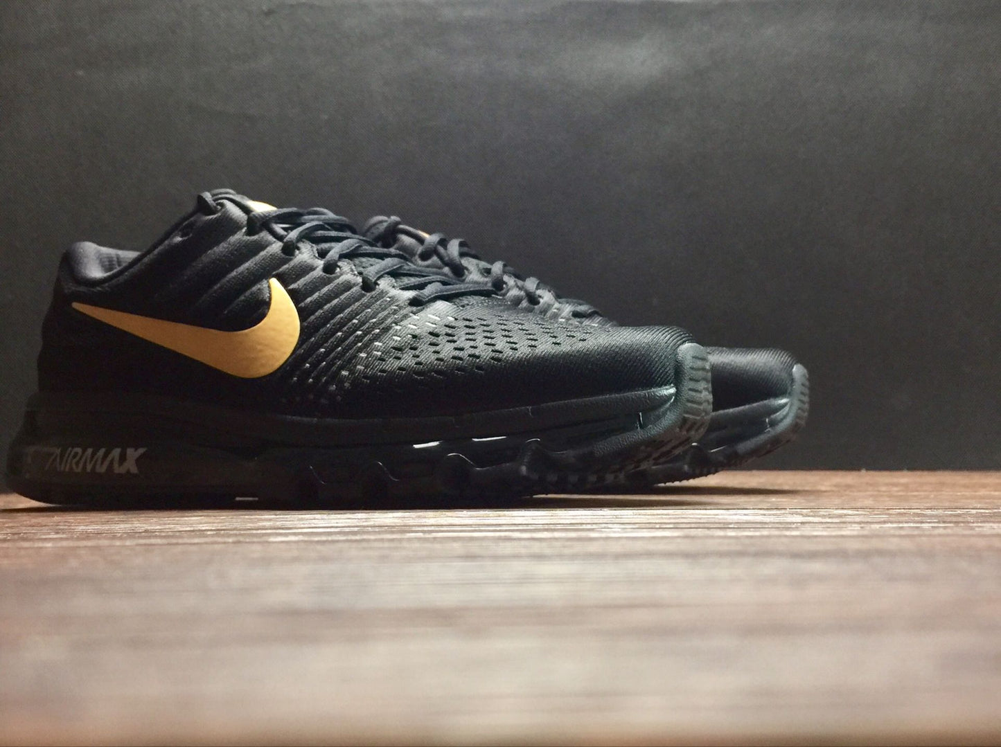 Nike air max 2017.- negro y dorado