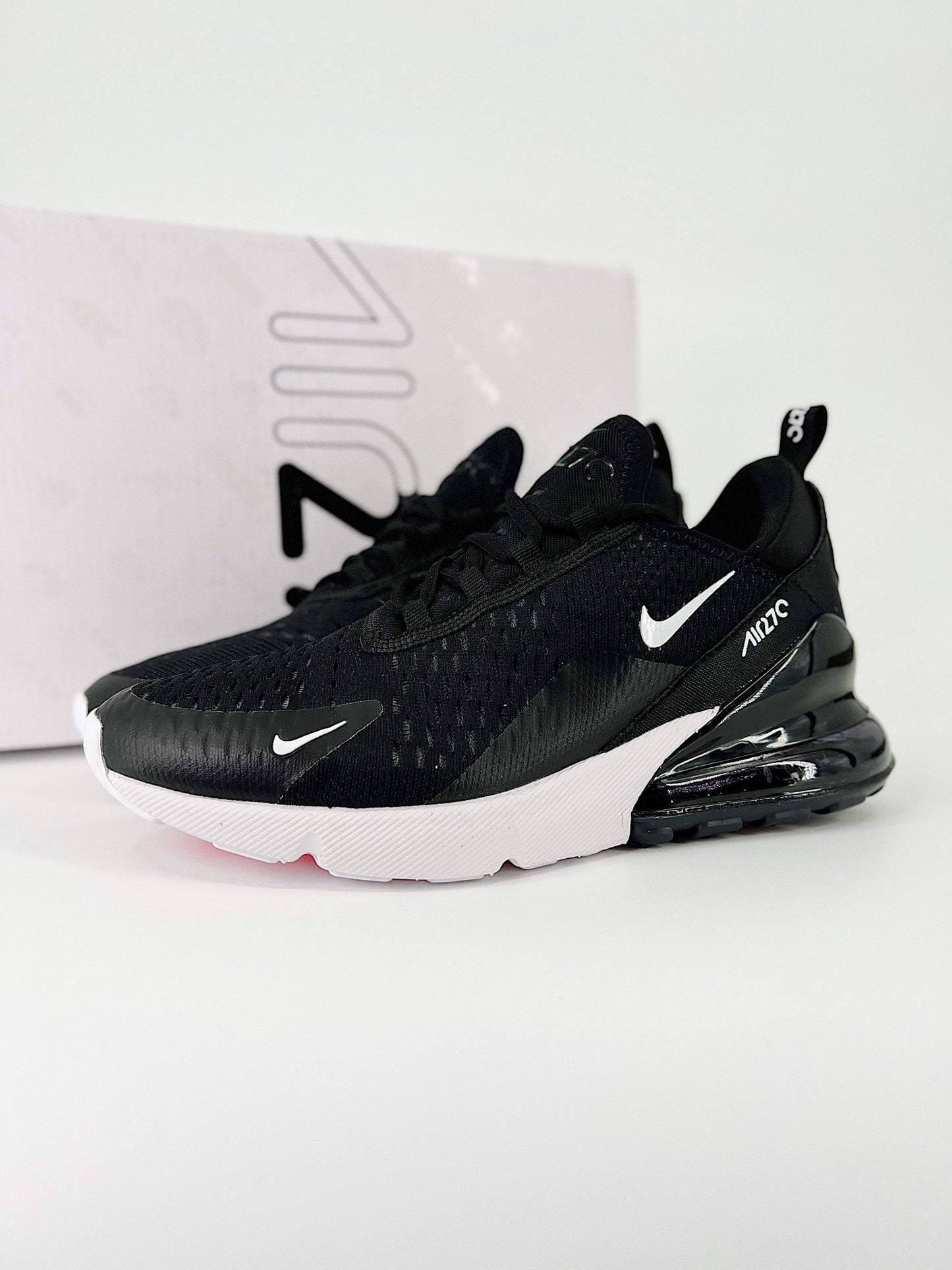 Nike air max 270.- negras y blancas