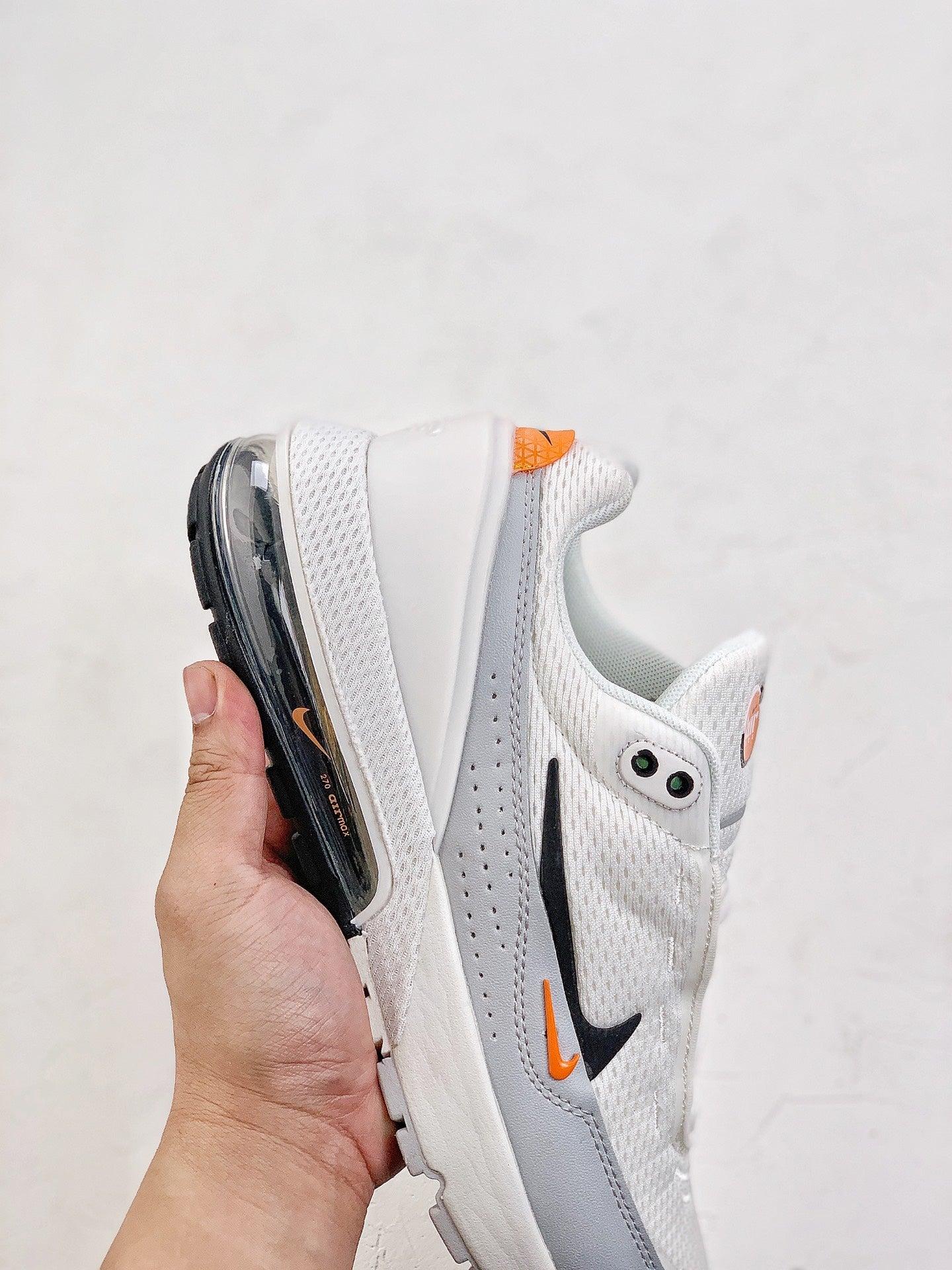 Nike air max pulse.- blancas y grises