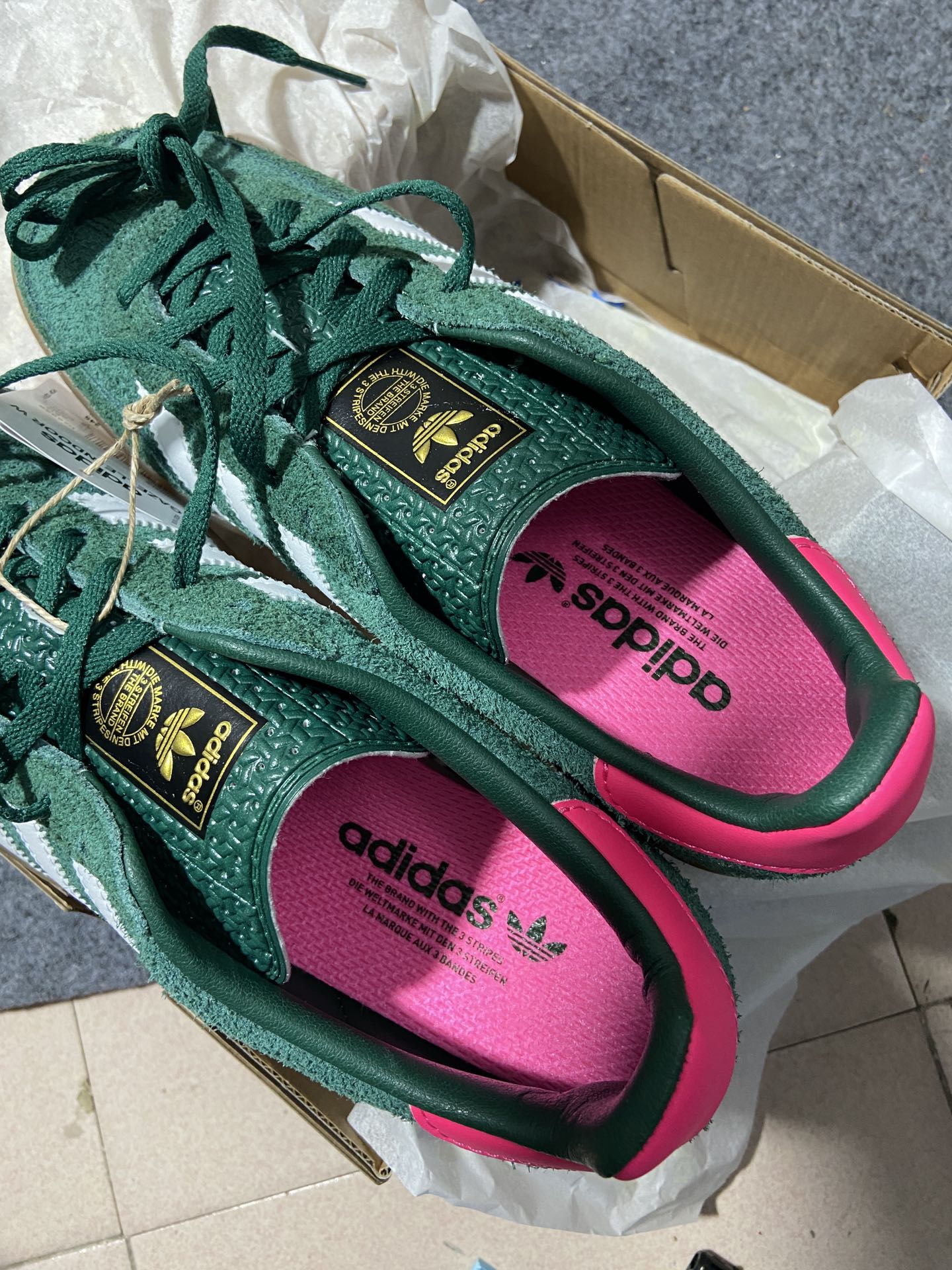 Adidas Gazelle.- verdes y blancas