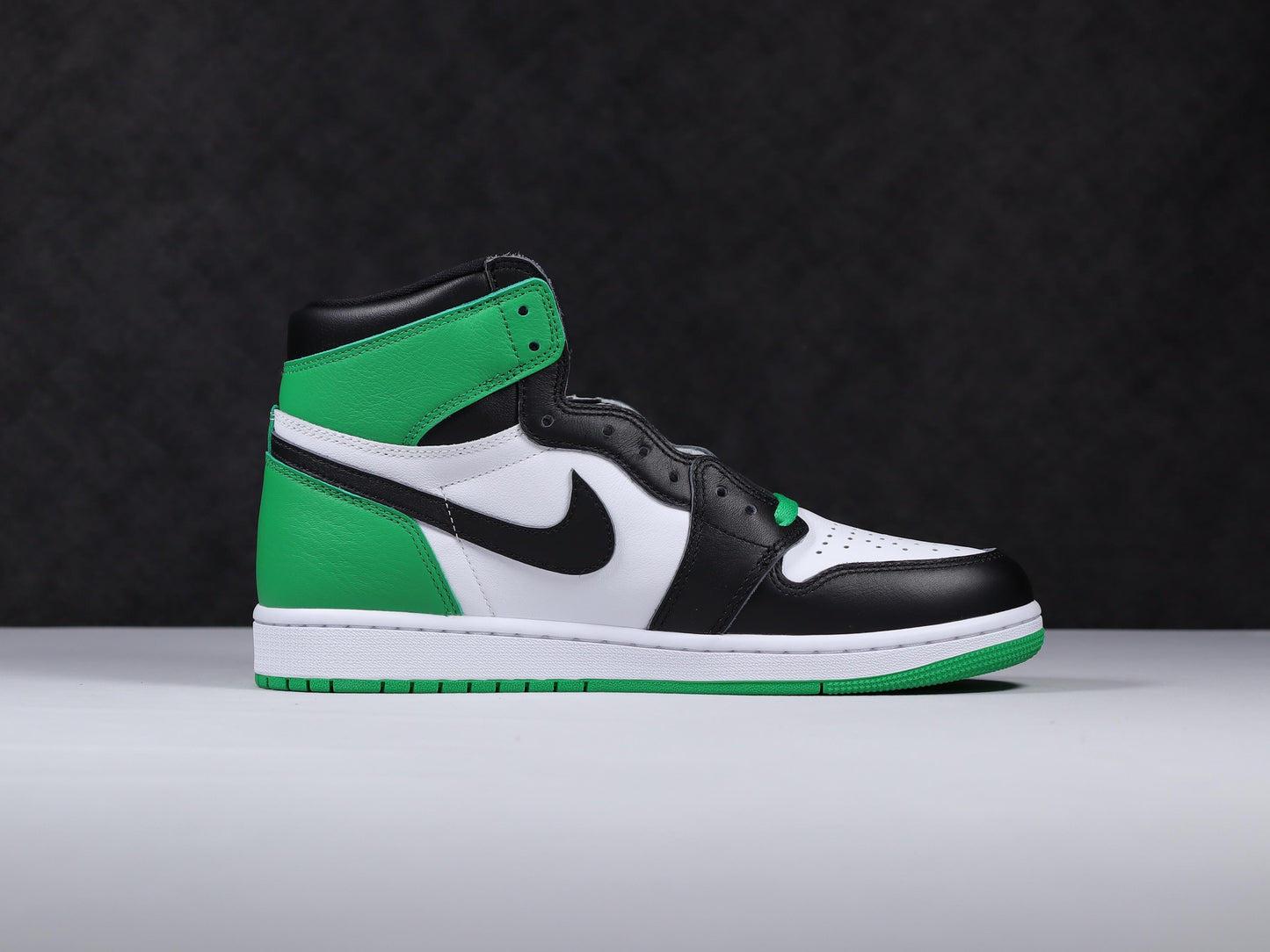 Air Jordan 1.- verdes, negras y blancas