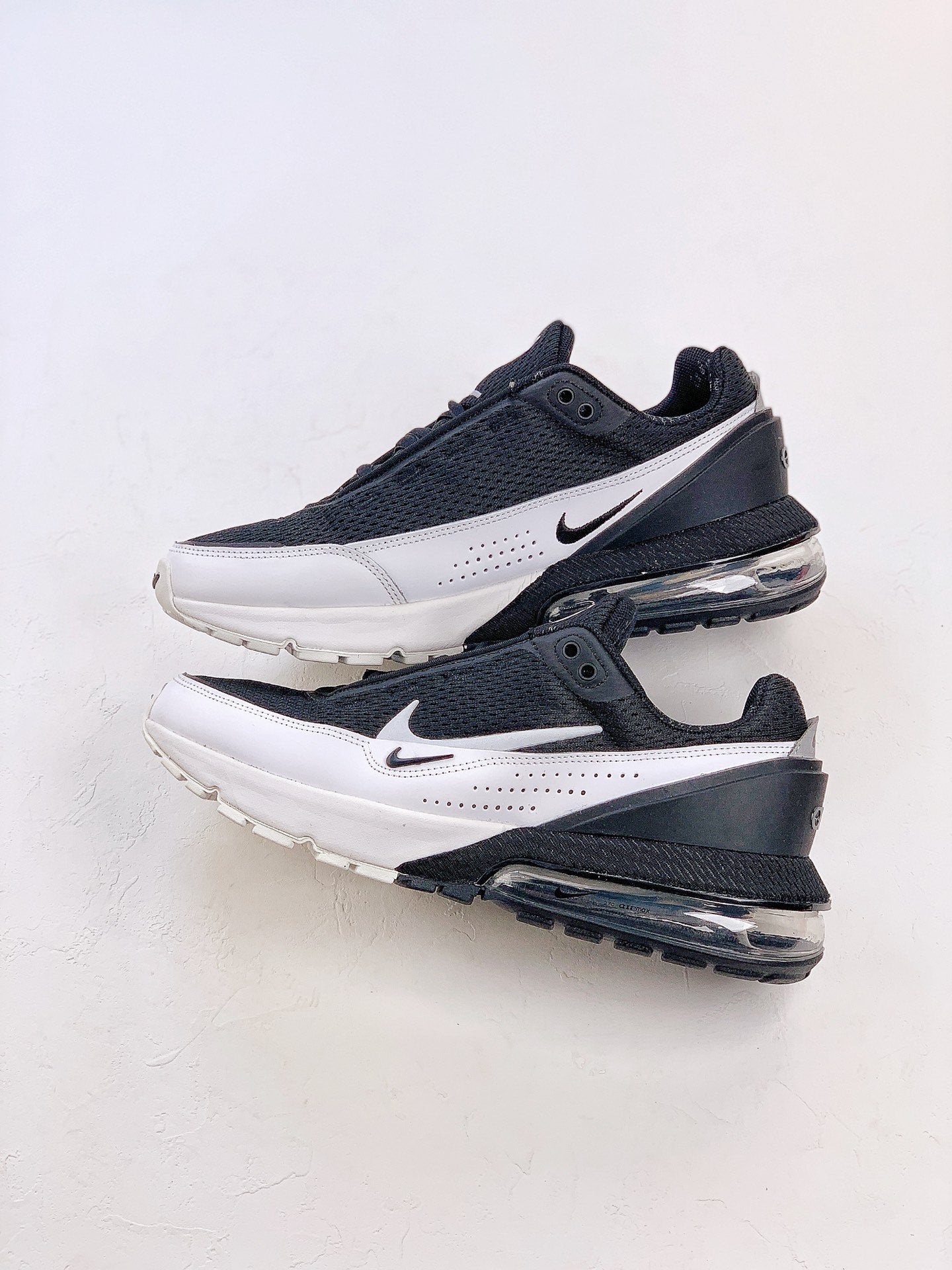 Nike Air Max Pulse.- blancas y negras