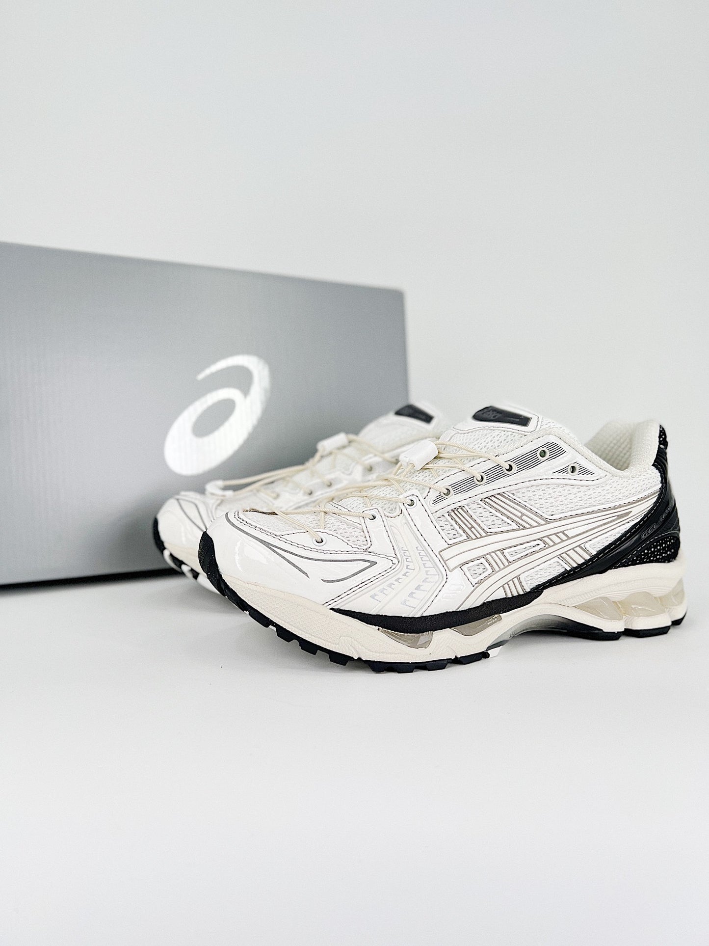 ASICS GEL-KAYANO 14.- blancas y negras