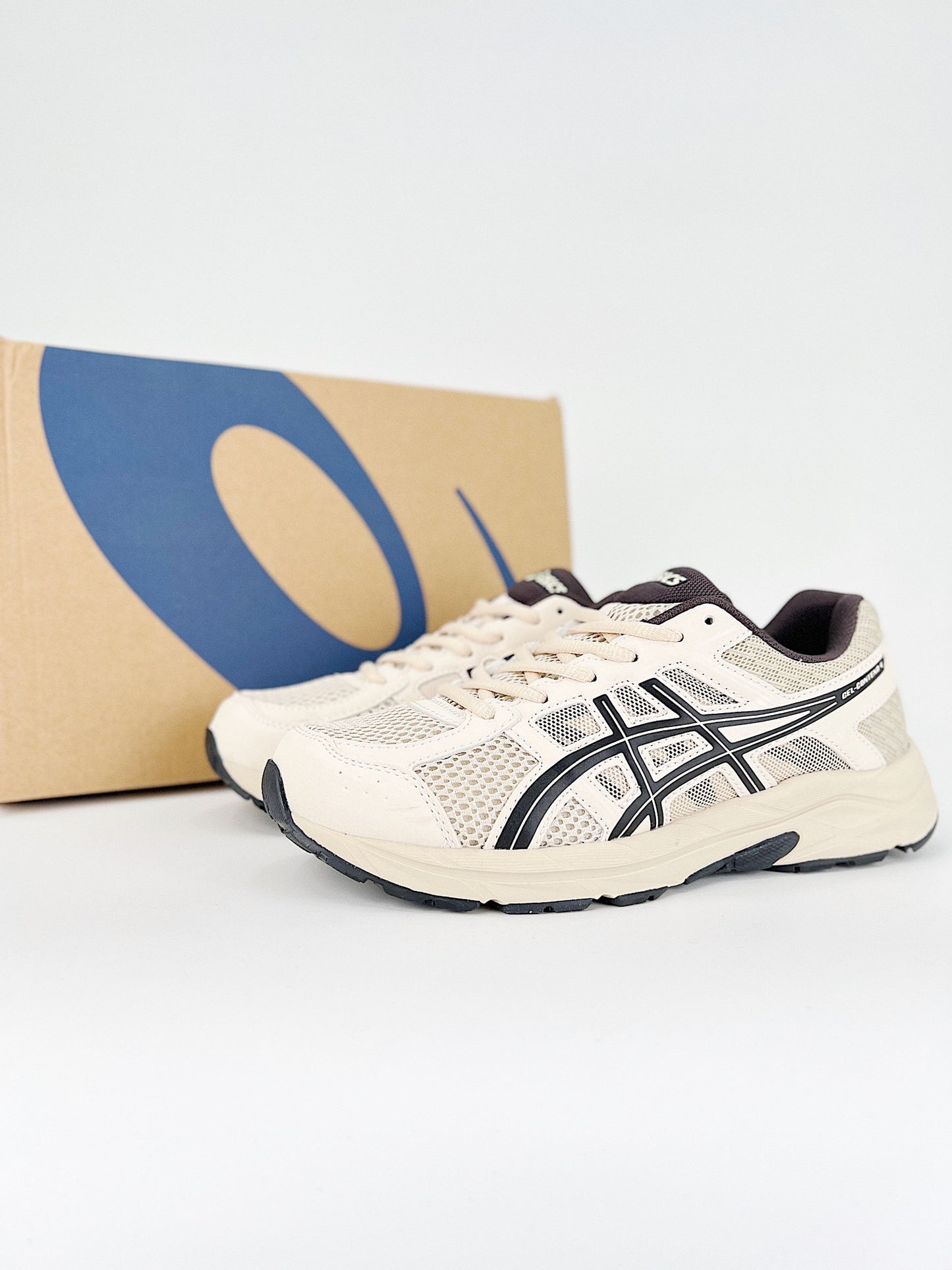 Asics Gel.- beige y negras