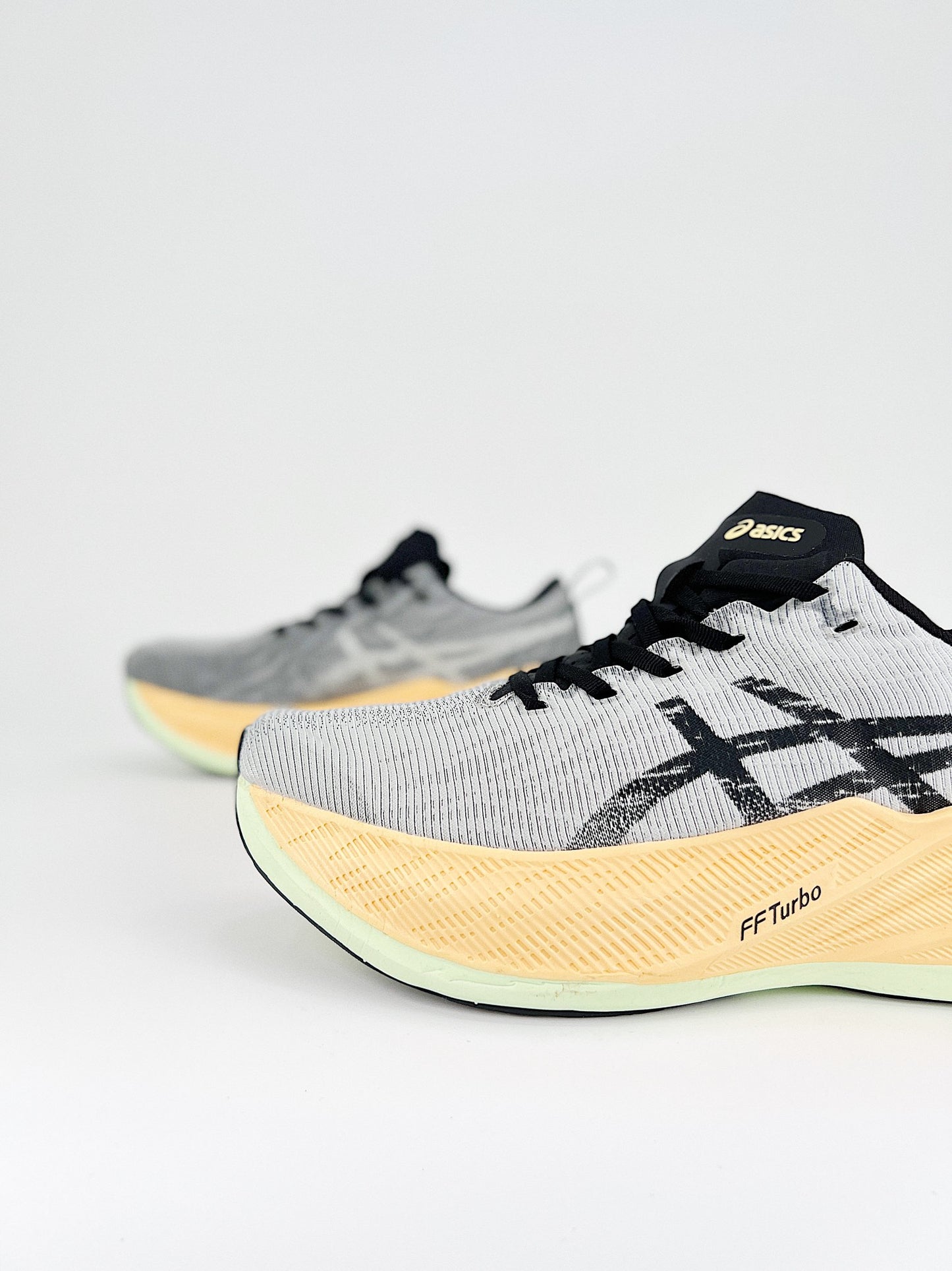 Asics Superblast.- grises y negras