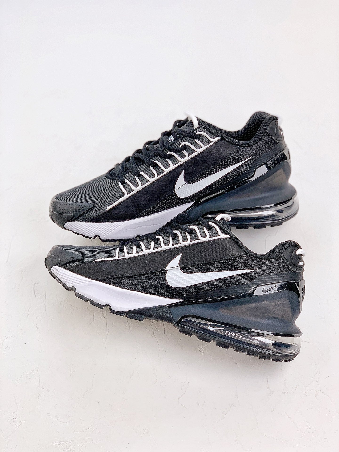 Nike air max pulse.- negras y blancas