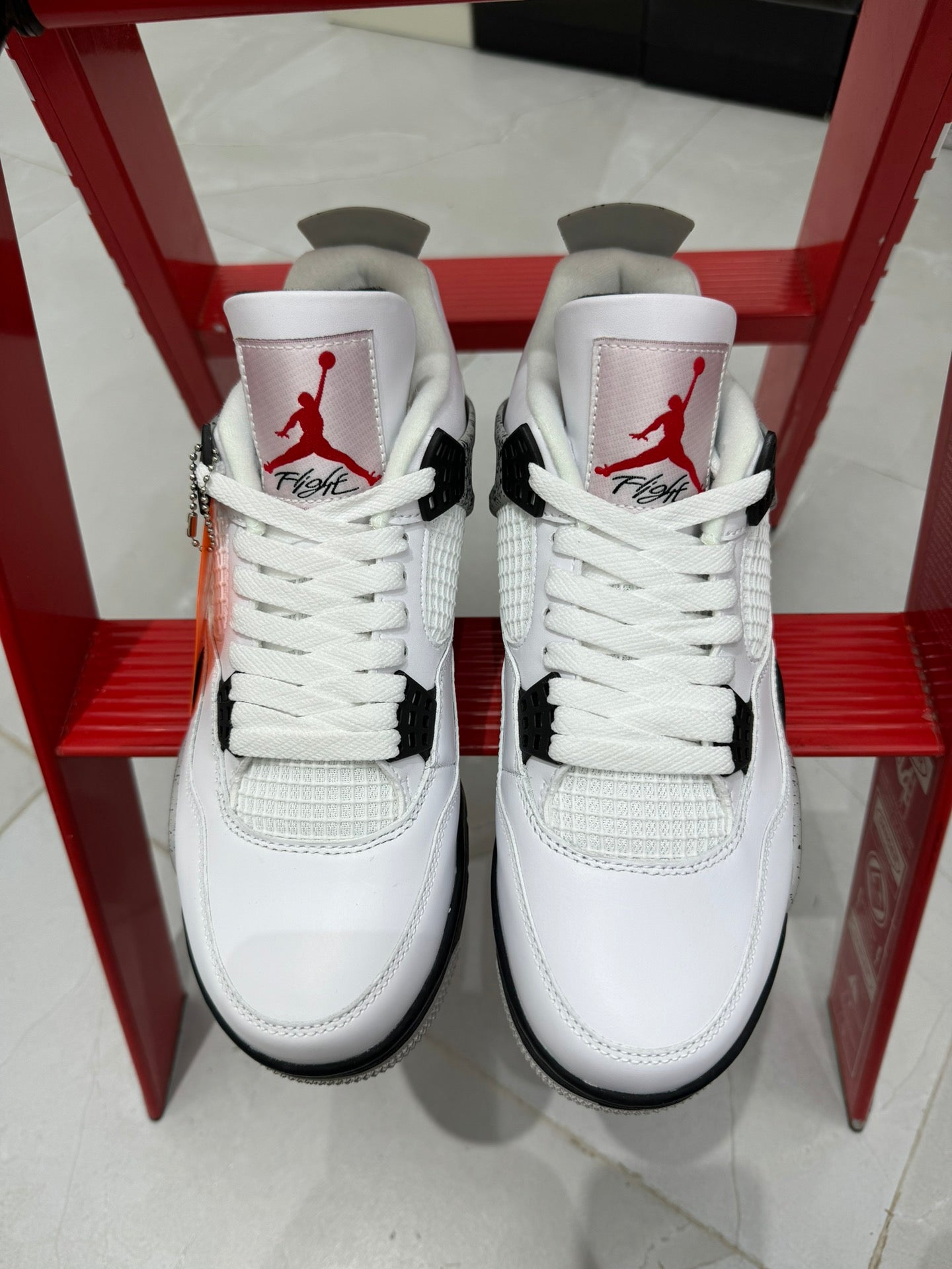 Air Jordan 4 Retro "White Cement" - Clásico y Elegante