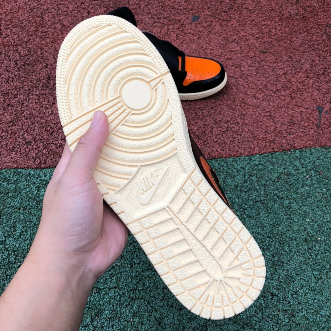 Air Jordan 1 AJ1.- naranjas y negras