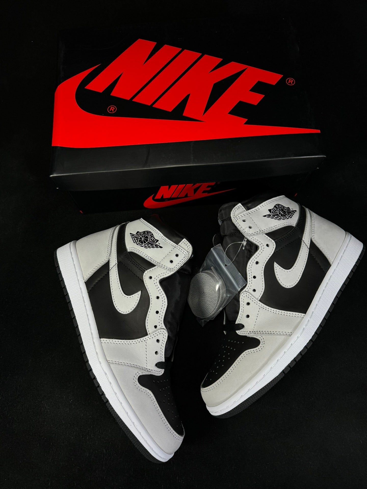 Air Jordan 1.- gris y negro