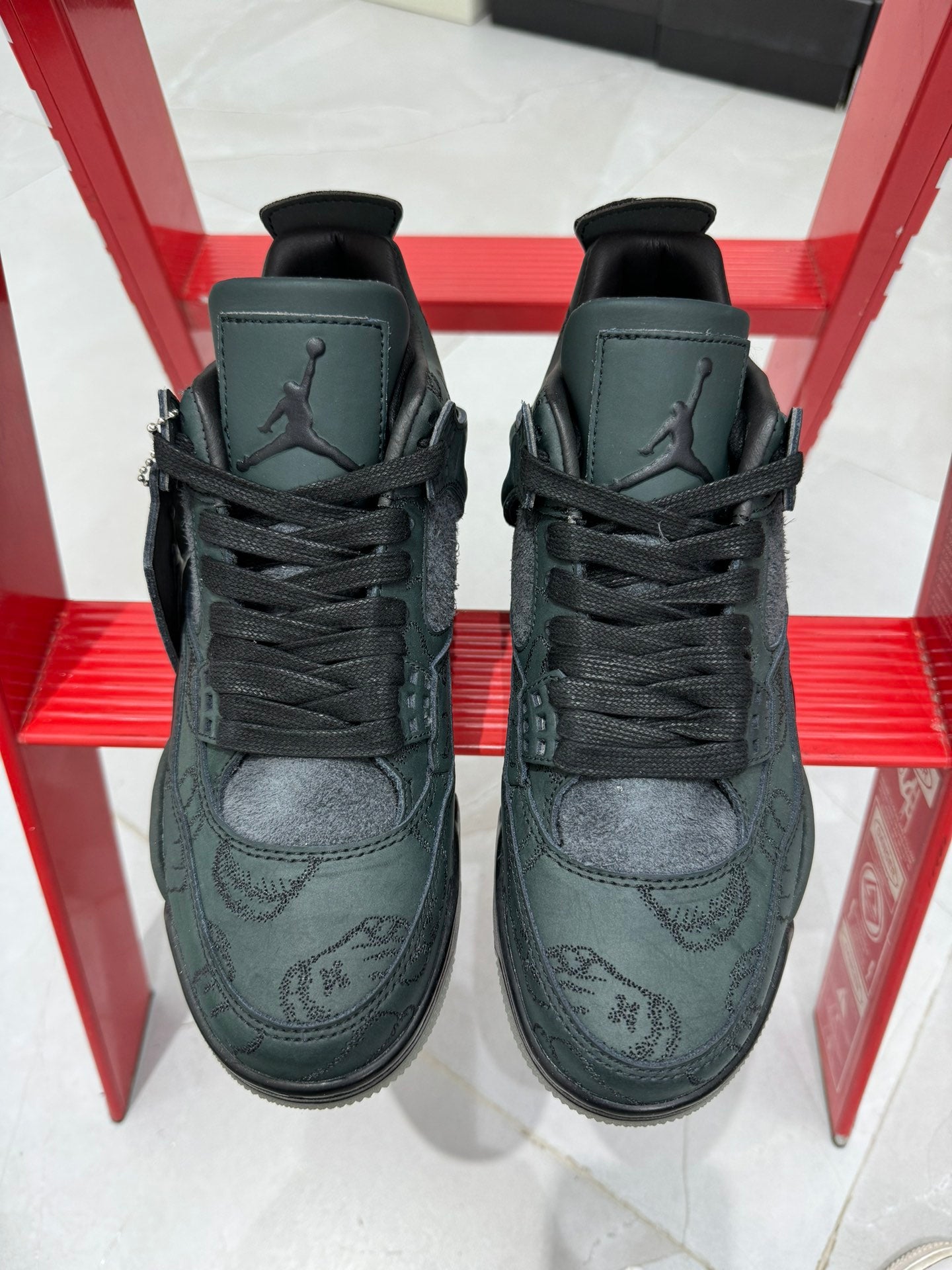 Air Jordan 4.- Kaws black