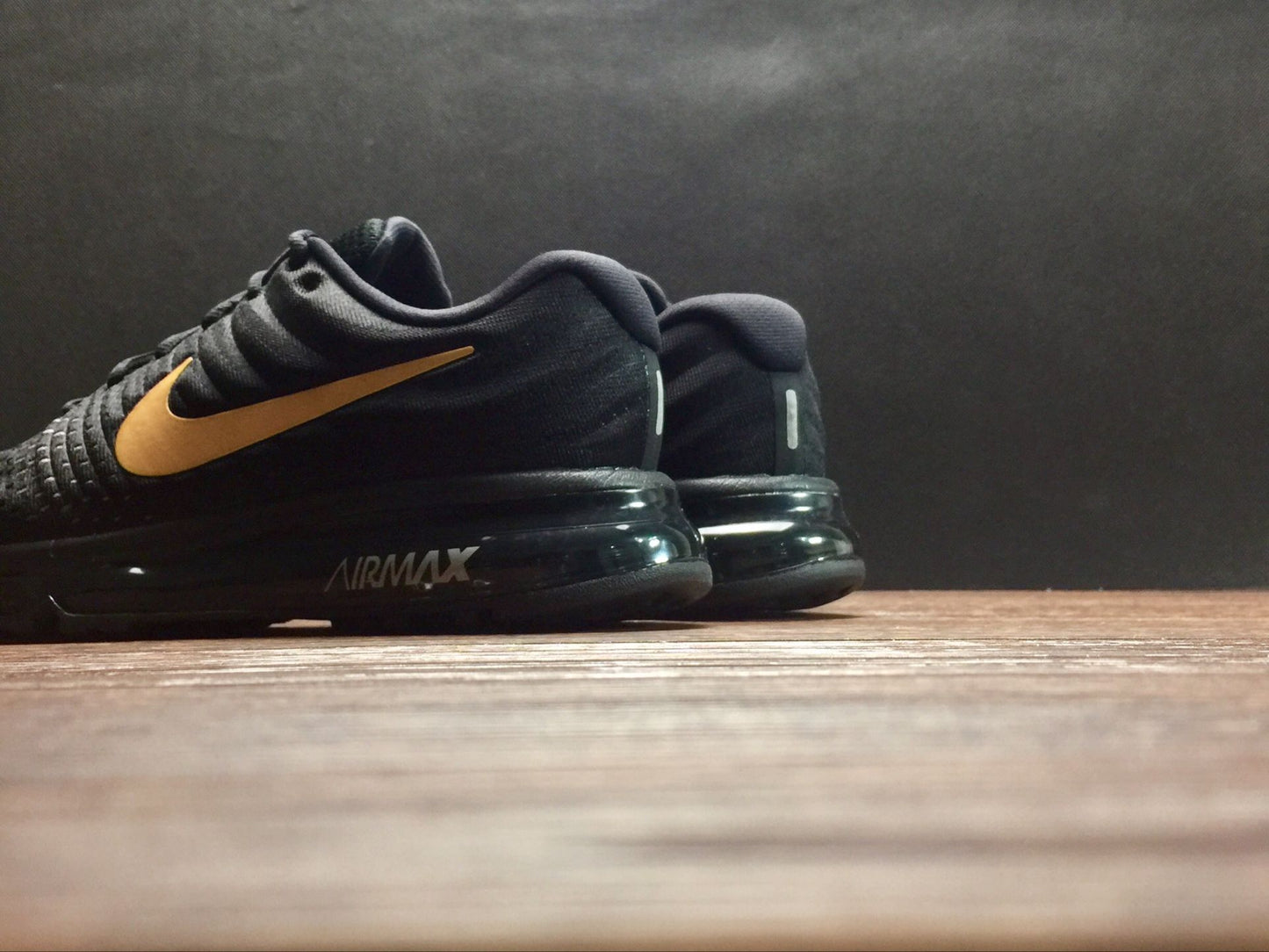 Nike air max 2017.- negro y dorado