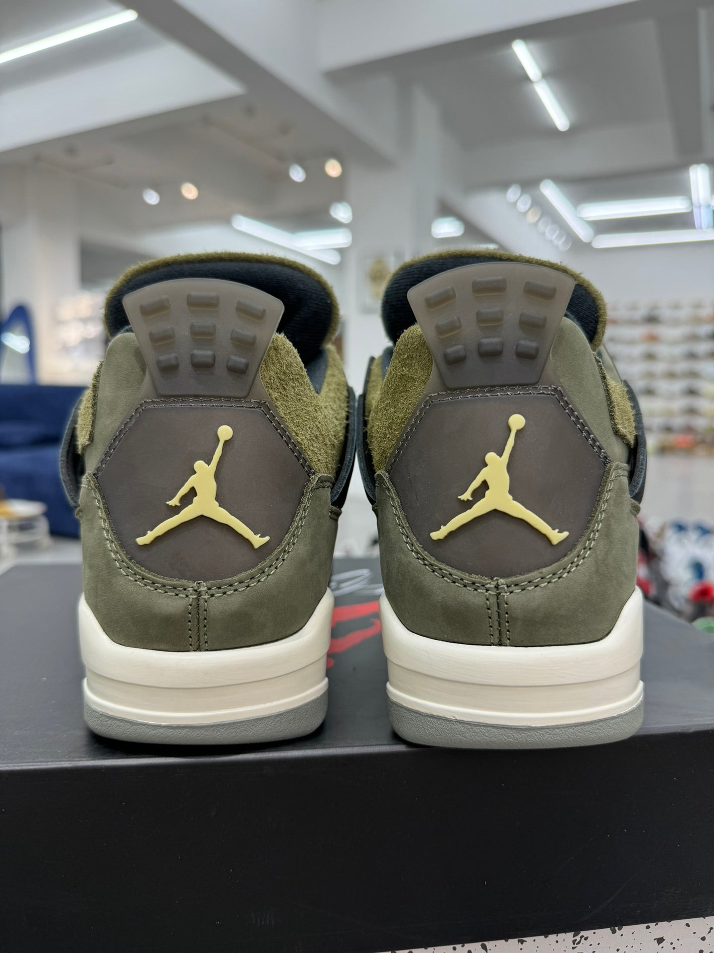 Air Jordan 4 Craft "Medium Olive"