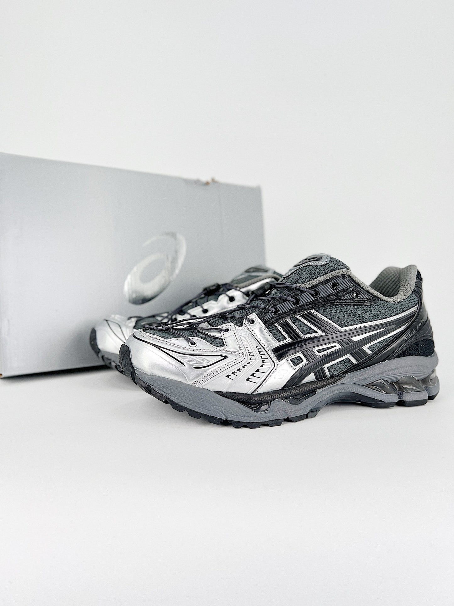 ASICS GEL-KAYANO 14.- negras y grises