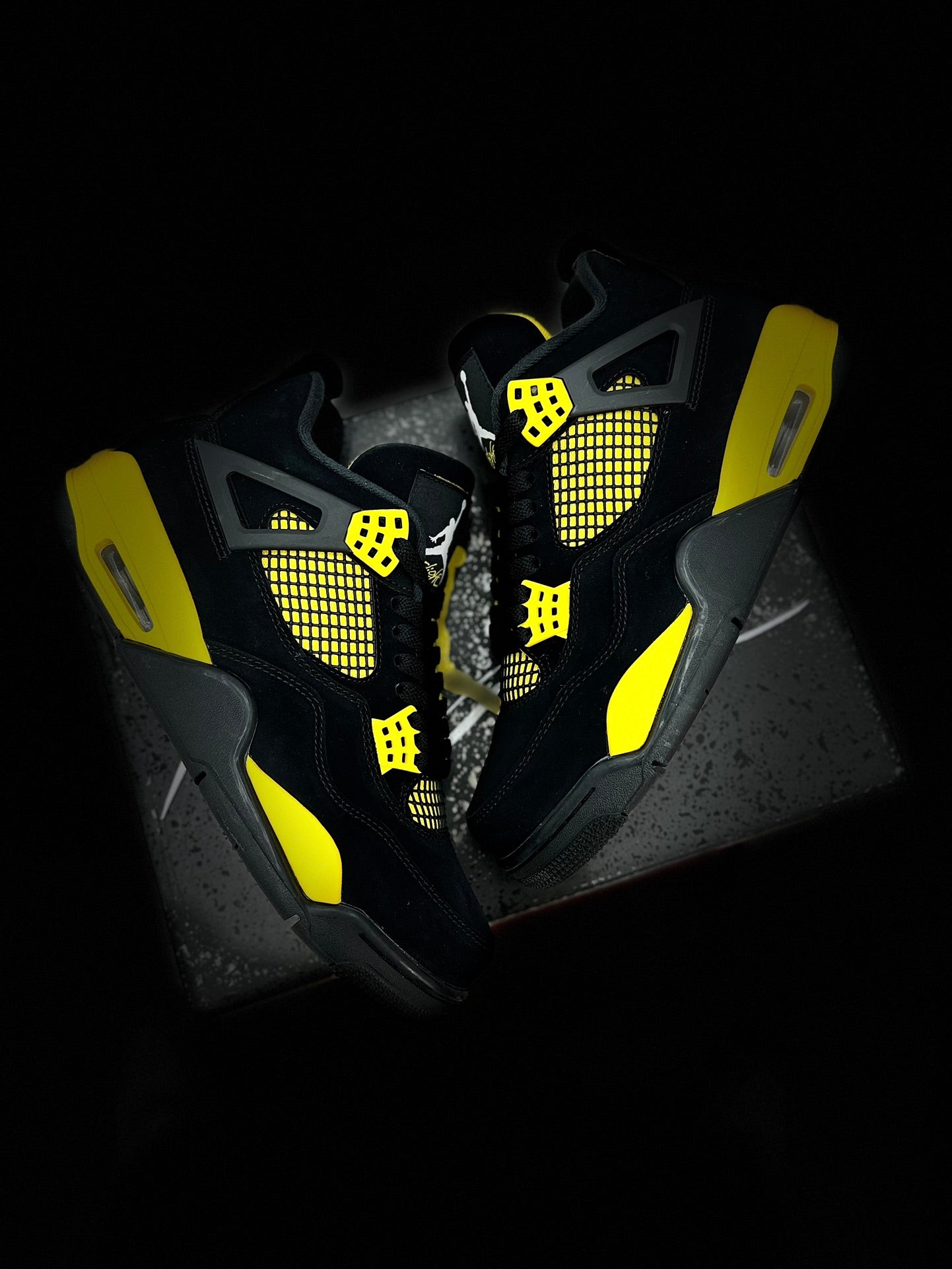 Air Jordan 4 "Thunder" - Potencia y Estilo