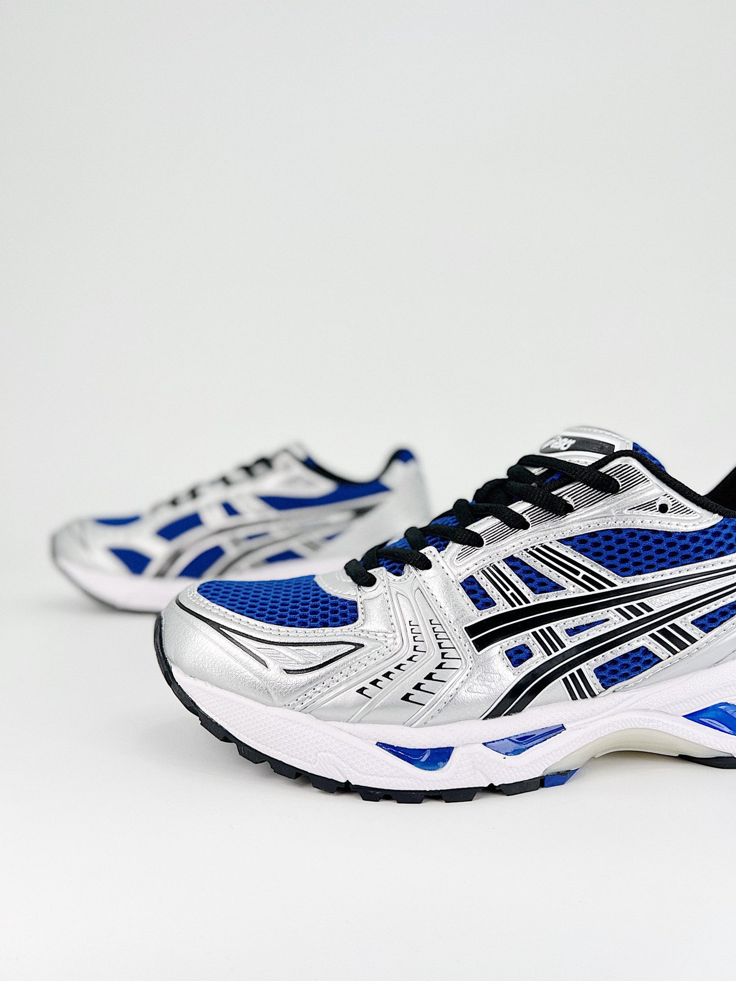 ASICS GEL-KAYANO 14.- negras y azules