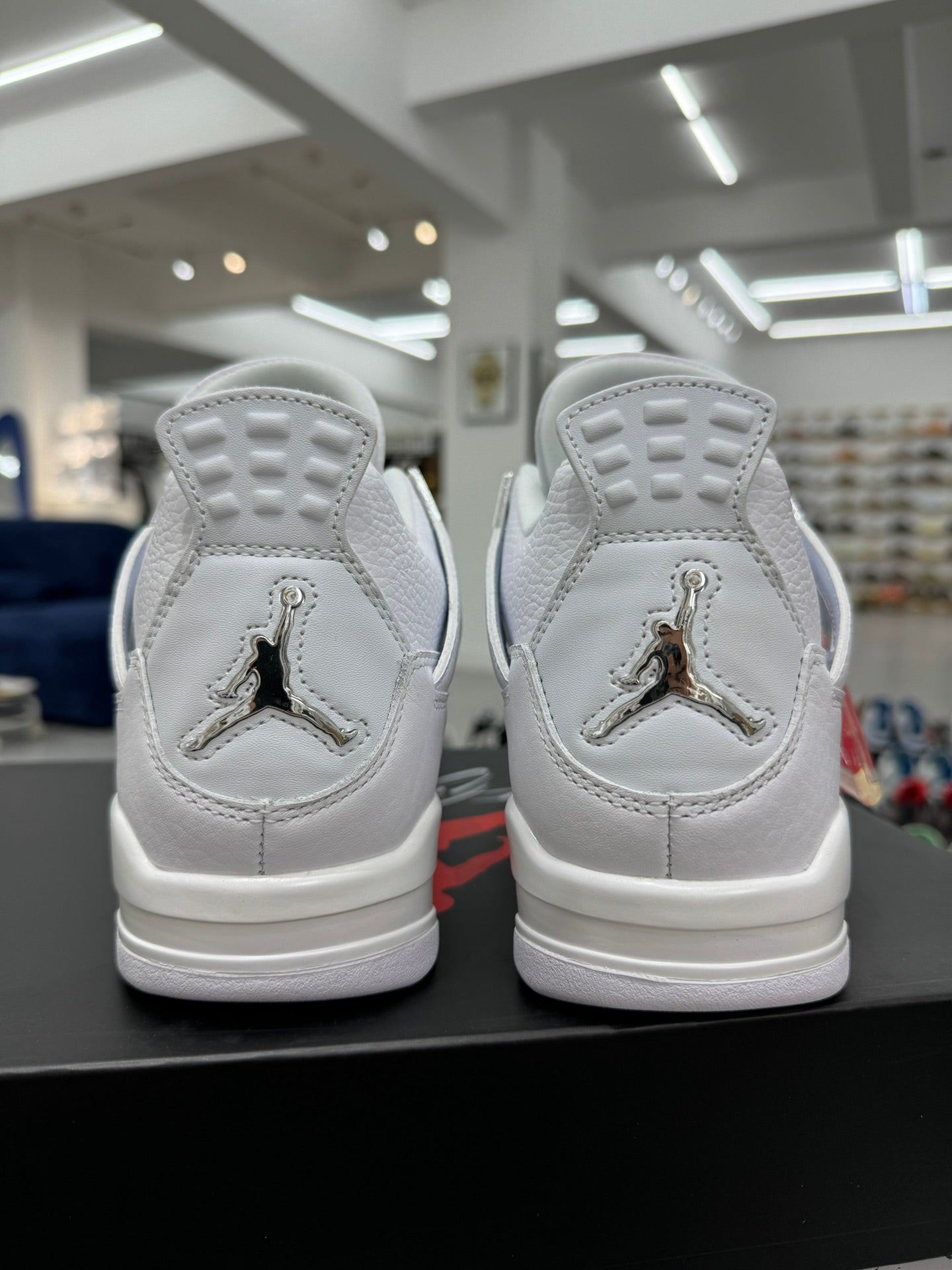 Air Jordan 4 Retro "Pure Money" - Elegancia y Exclusividad